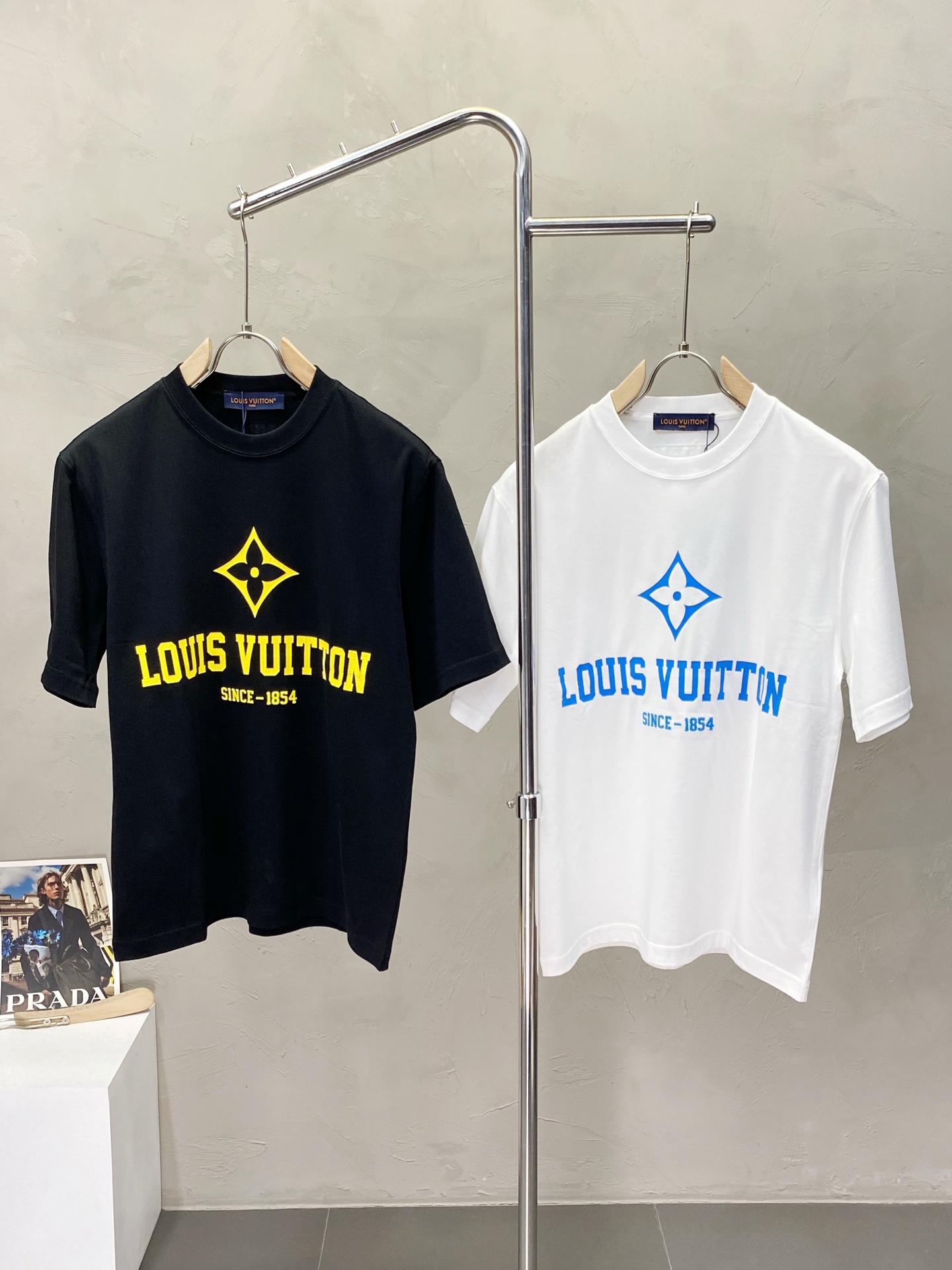 NO:153182,.Louis Vuitton exclusively offers new original single men's casual short sleeves, high-end customization, high-end version, fashionable and versatile imported fabric, super soft and delicate, skin-friendly and comfortable to wear, high-end boutique, OEM, fine-made top body, very good, men's essential items, three standards, complete code M-3XL,,louis vuitton,louis vuitton,T-shirt,alexander wang19860909.Louis Vuitton路易威登独家专供新款原单男士休闲短袖 高端定制 高版本 时尚百搭爆款进口面料 手感超柔软细腻 穿着亲肤舒适 高端精品 代工厂精细做上身非常赞 男士必备单品 三标齐全 码数M-3XL,,louis vuitton,louis vuitton,T-shirt,alexander wang,Men's clothing