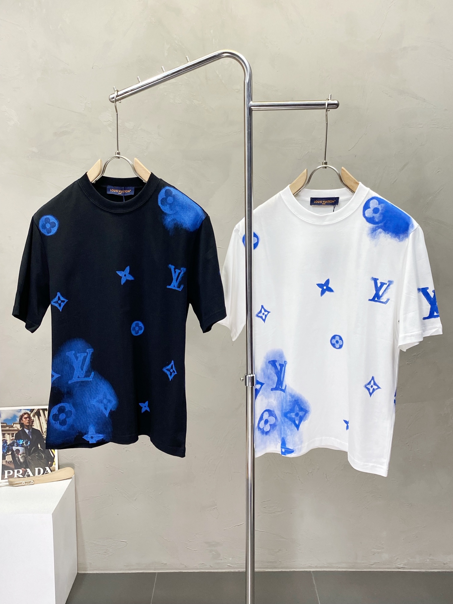 NO:155990,.Louis Vuitton exclusively offers new original single men's casual short sleeves, high-end customization, high-end version, fashionable and versatile imported fabric, super soft and delicate, skin-friendly and comfortable to wear, high-end boutique, OEM, fine-made top body, very good, men's essential items, three standards, complete code M-3XL,,louis vuitton,louis vuitton,T-shirt,alexander wang19860909.Louis Vuitton路易威登独家专供新款原单男士休闲短袖 高端定制 高版本 时尚百搭爆款进口面料 手感超柔软细腻 穿着亲肤舒适 高端精品 代工厂精细做上身非常赞 男士必备单品 三标齐全 码数M-3XL,,louis vuitton,louis vuitton,T-shirt,alexander wang,Men's clothing