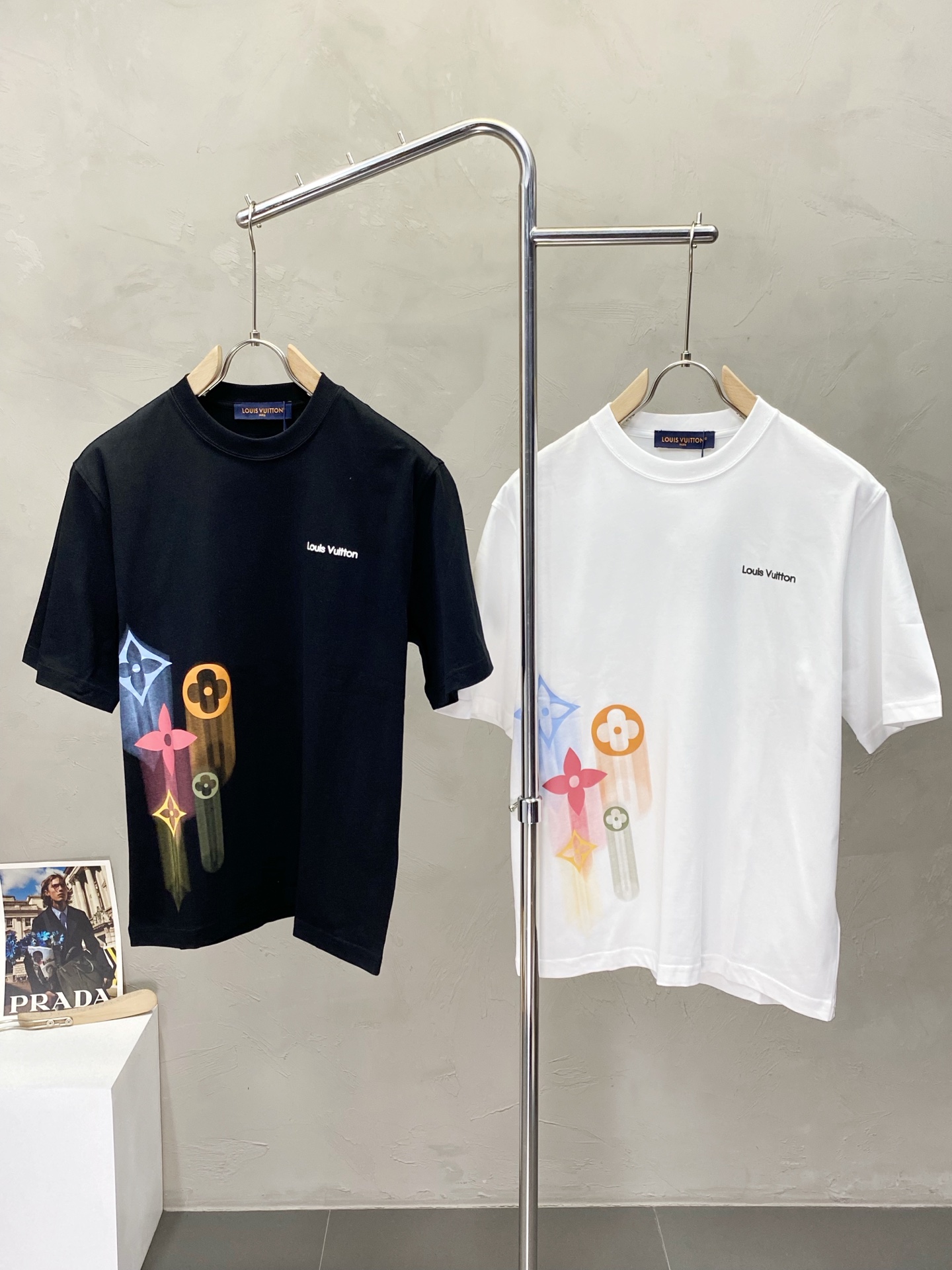 NO:153194,.Louis Vuitton exclusively offers new original single men's casual short sleeves, high-end customization, high-end version, fashionable and versatile imported fabric, super soft and delicate, skin-friendly and comfortable to wear, high-end boutique, OEM, fine-made top body, very good, men's essential items, three standards, complete code M-3XL,,louis vuitton,louis vuitton,T-shirt,alexander wang19860909.Louis Vuitton路易威登独家专供新款原单男士休闲短袖 高端定制 高版本 时尚百搭爆款进口面料 手感超柔软细腻 穿着亲肤舒适 高端精品 代工厂精细做上身非常赞 男士必备单品 三标齐全 码数M-3XL,,louis vuitton,louis vuitton,T-shirt,alexander wang,Men's clothing