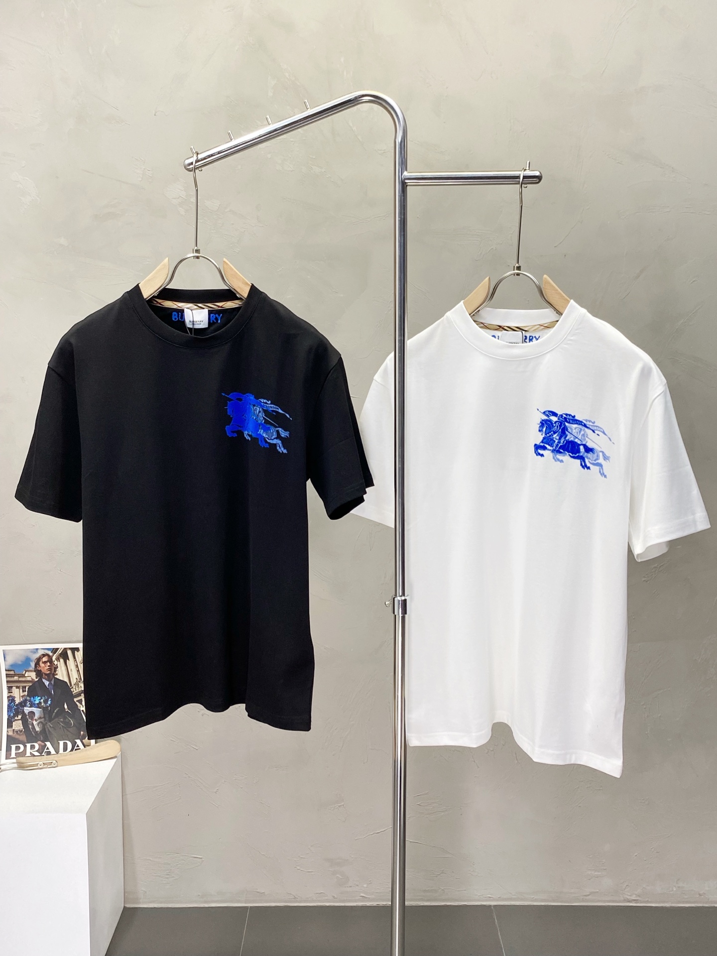 NO:153208,.Burberry Burberry exclusively offers new original single men's casual short sleeves, high-end customization, high-end version, fashionable and versatile imported fabric, super soft and delicate, skin-friendly and comfortable to wear, high-end boutique, OEM, fine production, very good for the upper body, men's essential items, complete three standards, M-3XL,,burberry,burberry,T-shirt,alexander wang19860909.Burberry巴宝莉独家专供新款原单男士休闲短袖 高端定制 高版本 时尚百搭爆款进口面料 手感超柔软细腻 穿着亲肤舒适 高端精品 代工厂精细做上身非常赞 男士必备单品 三标齐全 码数M-3XL,,burberry,burberry,T-shirt,alexander wang,Men's clothing