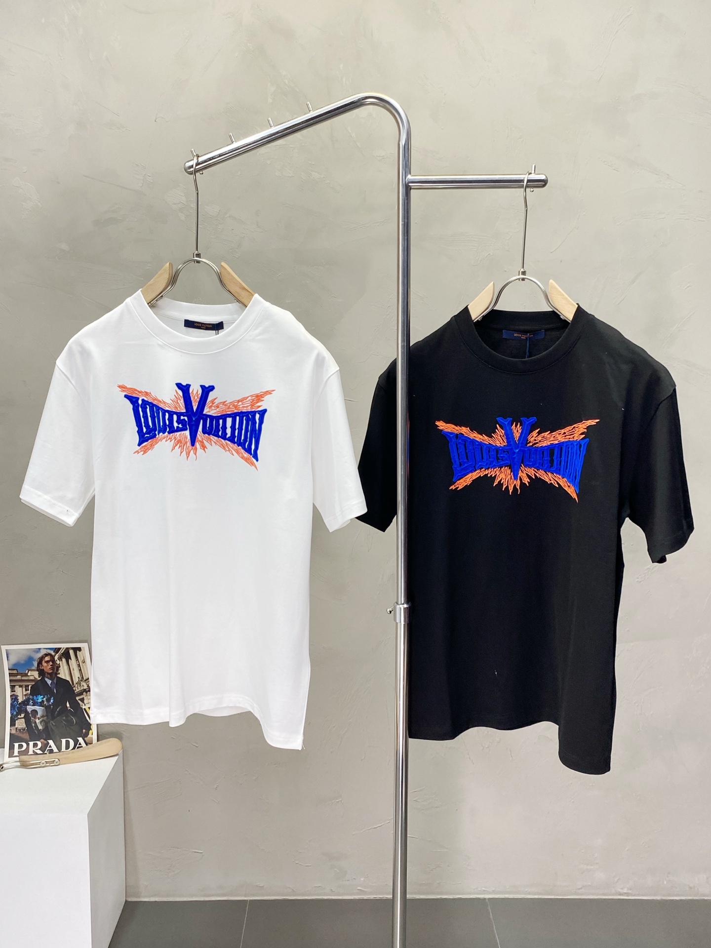 NO:156009,.Louis Vuitton exclusively offers new original single men's casual short sleeves, high-end customization, high-end version, fashionable and versatile imported fabric, super soft and delicate, skin-friendly and comfortable to wear, high-end boutique, OEM, fine-made top body, very good, men's essential items, three standards, complete code M-3XL,,louis vuitton,louis vuitton,T-shirt,alexander wang19860909.Louis Vuitton路易威登独家专供新款原单男士休闲短袖 高端定制 高版本 时尚百搭爆款进口面料 手感超柔软细腻 穿着亲肤舒适 高端精品 代工厂精细做上身非常赞 男士必备单品 三标齐全 码数M-3XL,,louis vuitton,louis vuitton,T-shirt,alexander wang,Men's clothing