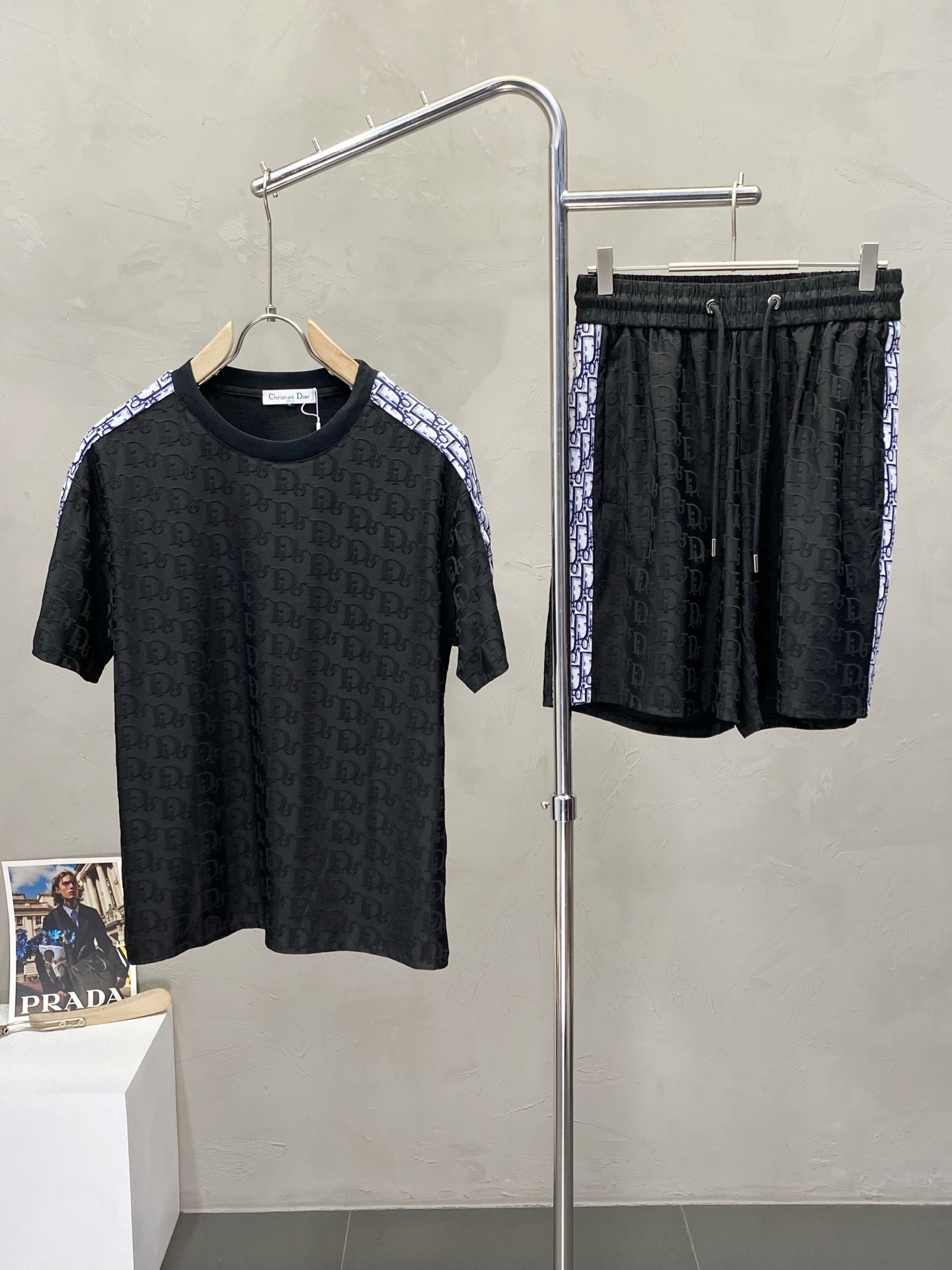 NO:153131,.Dior exclusively offers the same set for spring and summer new counters, breathable, comfortable and casual!  Full of high-end feeling!  The details are exquisite and high-end, and the workmanship is impeccable!  The original high-end fabric looks high-end!  The fabric is soft, delicate and comfortable, moisture absorption, quick drying, breathable, neat and stylish. The code number M-3XL, dior, dior, alexander wang19860909.Dior迪奥独家专供春夏新款专柜同款套装,透气舒适休闲！高级感满满！细节精致高档,做工无可挑剔！原版高端面料很显高级！面料柔软细腻舒适 吸湿速干透气,利落有型.码数M-3XL,,dior,dior,alexander wang,Men's clothing