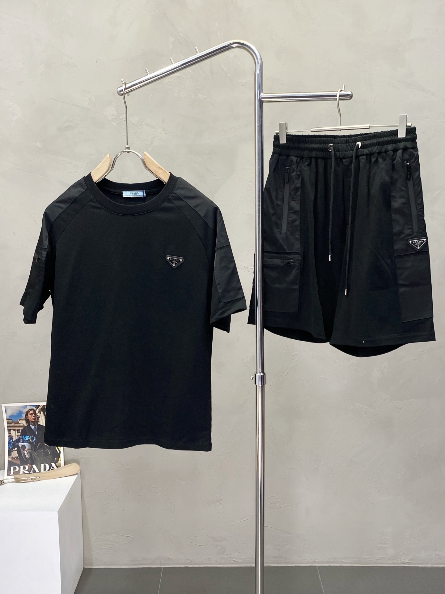 NO:153141,.Prada exclusively offers the same set for spring and summer new counters, breathable, comfortable and casual!  Full of high-end feeling!  The details are exquisite and high-end, and the workmanship is impeccable!  The original high-end fabric looks high-end!  The fabric is soft, delicate and comfortable, moisture absorption, quick drying, breathable, neat and stylish. The code number M-3XL, prada, prada, alexander wang19860909.Prada普拉达独家专供春夏新款专柜同款套装,透气舒适休闲！高级感满满！细节精致高档,做工无可挑剔！原版高端面料很显高级！面料柔软细腻舒适 吸湿速干透气,利落有型.码数M-3XL,,prada,prada,alexander wang,Men's clothing