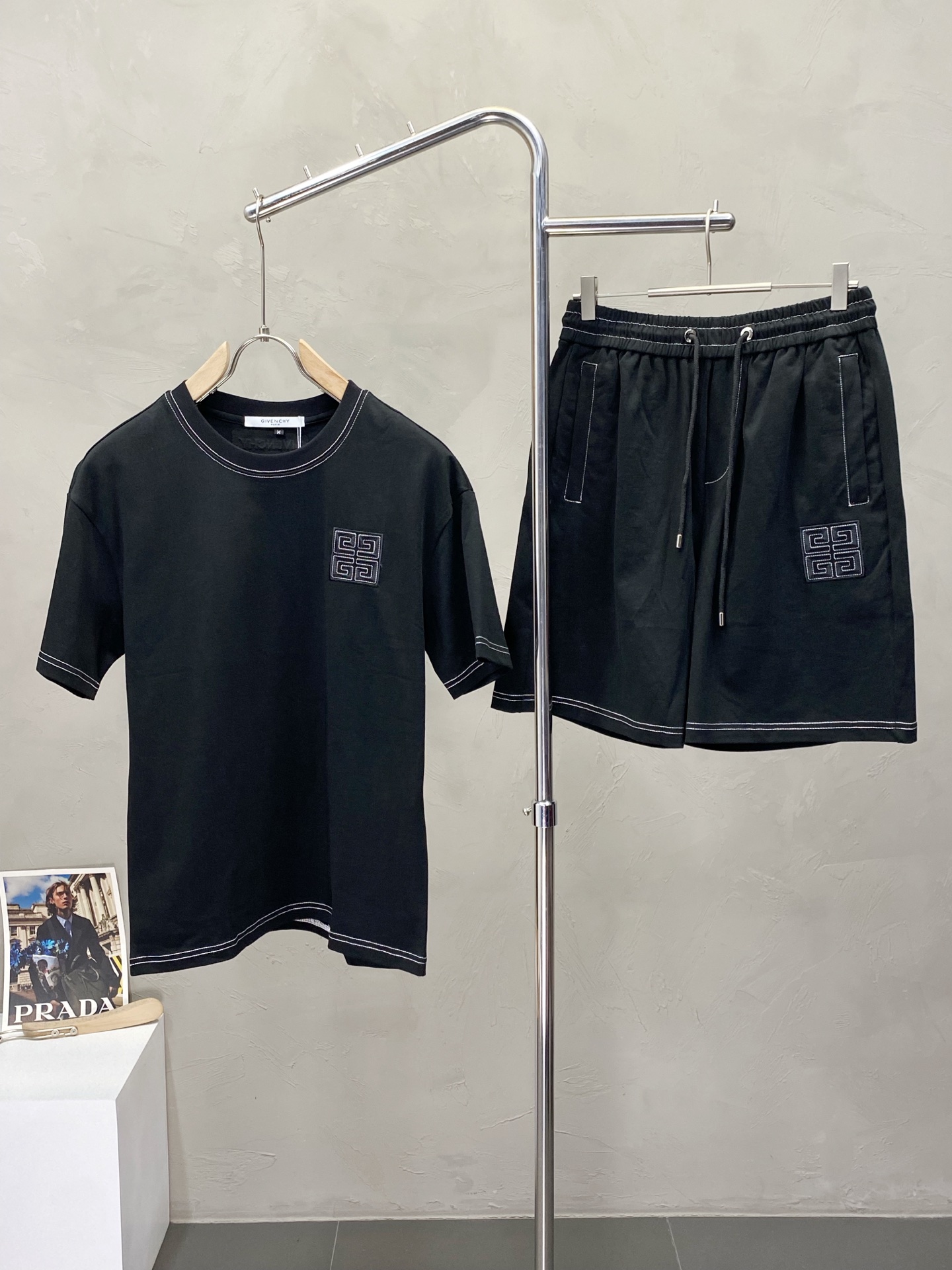 NO:153153,.Givenchy exclusively offers the same set for spring and summer new counters, breathable, comfortable and casual!  Full of high-end feeling!  The details are exquisite and high-end, and the workmanship is impeccable!  The original high-end fabric looks high-end!  The fabric is soft, delicate and comfortable, moisture absorption, quick drying, breathable, neat and stylish. The number of codes M-3XL, given, given, given, alexander wang19860909.Givenchy纪梵希独家专供春夏新款专柜同款套装,透气舒适休闲！高级感满满！细节精致高档,做工无可挑剔！原版高端面料很显高级！面料柔软细腻舒适 吸湿速干透气,利落有型.码数M-3XL,,givenchy,givenchy,alexander wang,Men's clothing