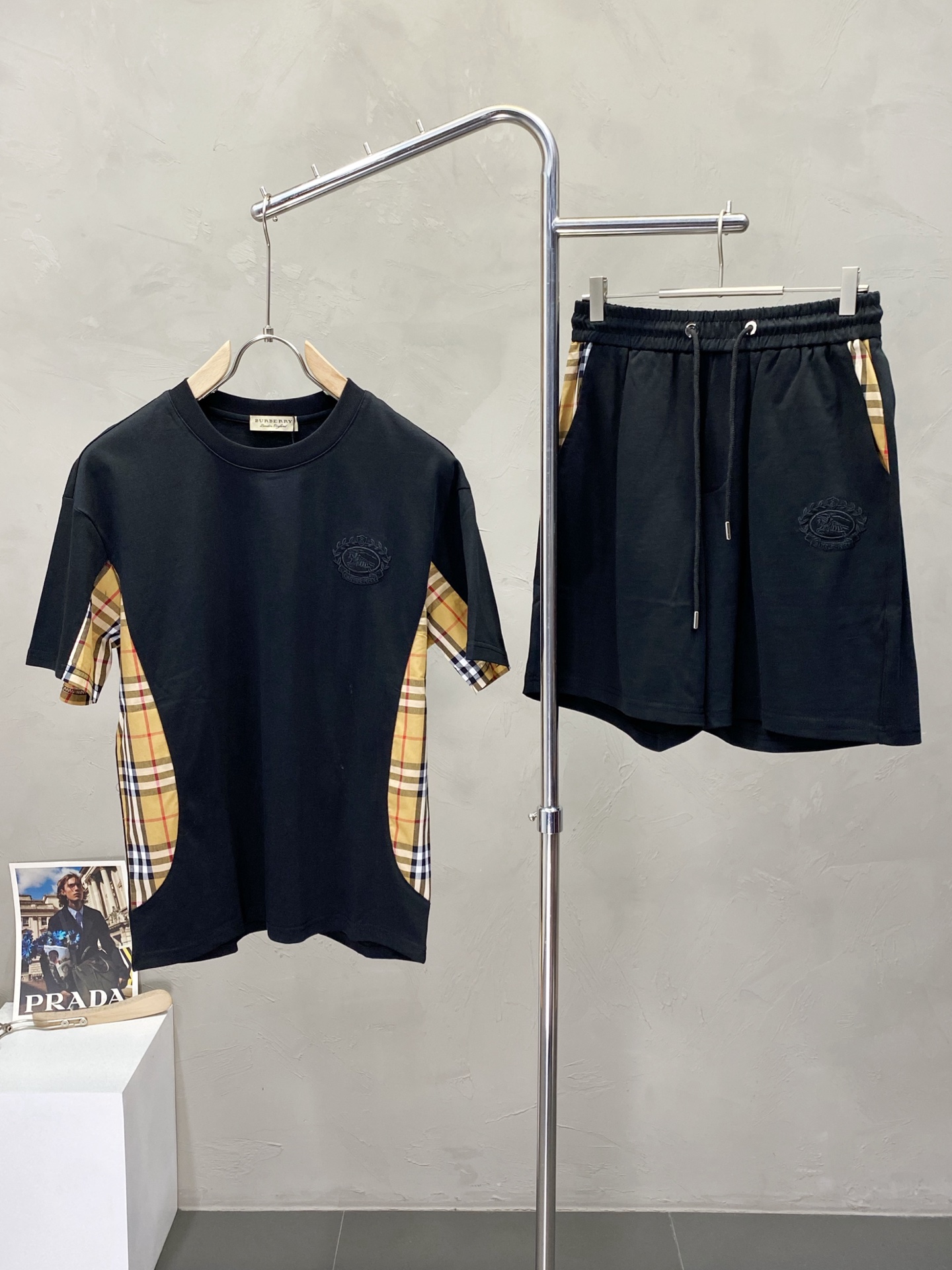 NO:153159,.Burberry exclusively offers the same set for spring and summer new counters, breathable, comfortable and casual!  Full of high-end feeling!  The details are exquisite and high-end, and the workmanship is impeccable!  The original high-end fabric looks high-end!  The fabric is soft, delicate and comfortable, moisture absorption, quick drying, breathable, neat and stylish. The code number M-3XL, burberry, burberry, alexander wang19860909.Burberry巴宝莉独家专供春夏新款专柜同款套装,透气舒适休闲！高级感满满！细节精致高档,做工无可挑剔！原版高端面料很显高级！面料柔软细腻舒适 吸湿速干透气,利落有型.码数M-3XL,,burberry,burberry,alexander wang,Men's clothing