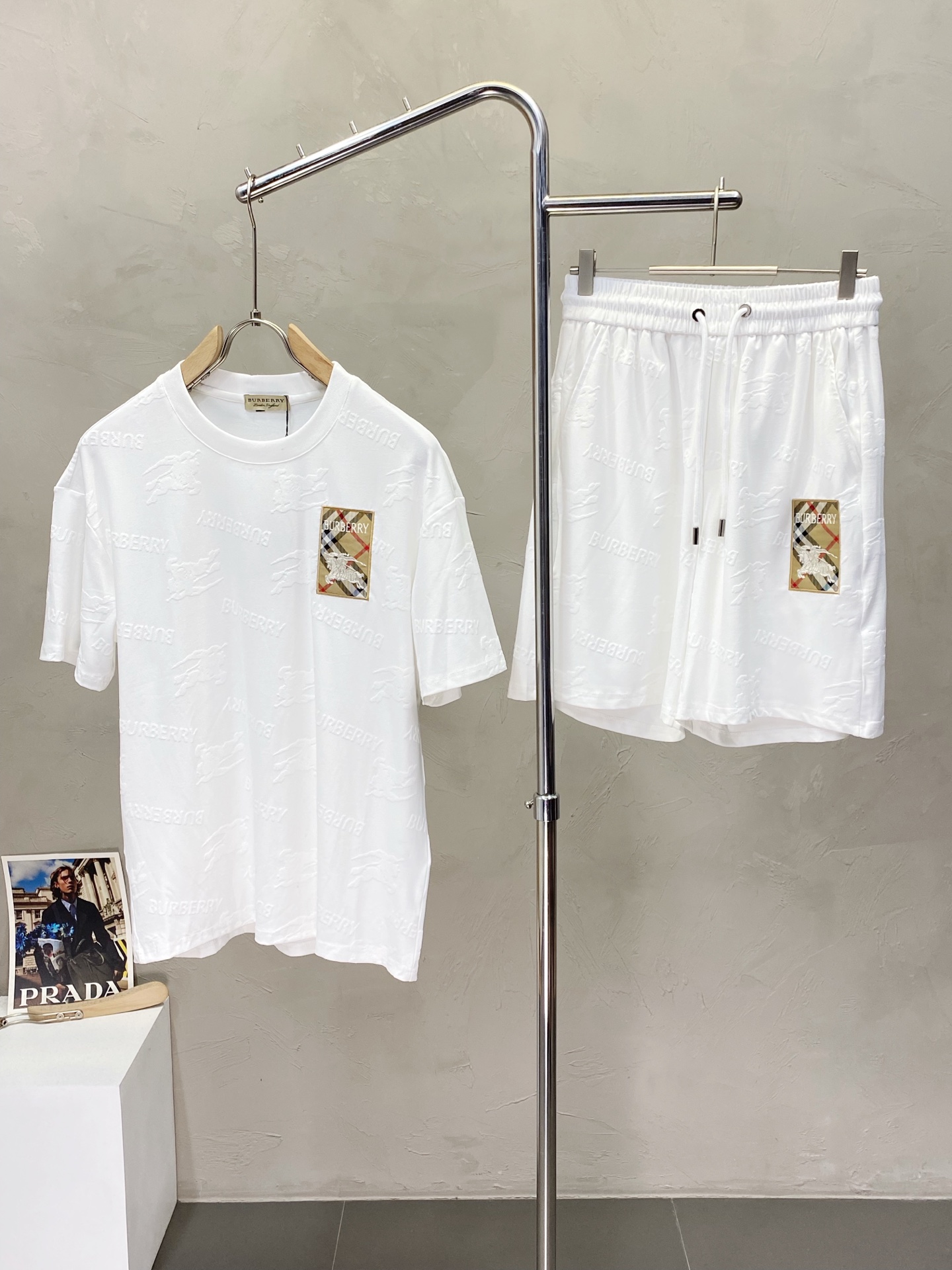 NO:452400,.Burberry exclusively offers the same set for spring and summer new counters, breathable, comfortable and casual!  Full of high-end feeling!  The details are exquisite and high-end, and the workmanship is impeccable!  The original high-end fabric looks high-end!  The fabric is soft, delicate and comfortable, moisture absorption, quick drying, breathable, neat and stylish. The code number M-3XL, burberry, burberry, alexander wang19860909.Burberry巴宝莉独家专供春夏新款专柜同款套装,透气舒适休闲！高级感满满！细节精致高档,做工无可挑剔！原版高端面料很显高级！面料柔软细腻舒适 吸湿速干透气,利落有型.码数M-3XL,,burberry,burberry,alexander wang,Men's clothing