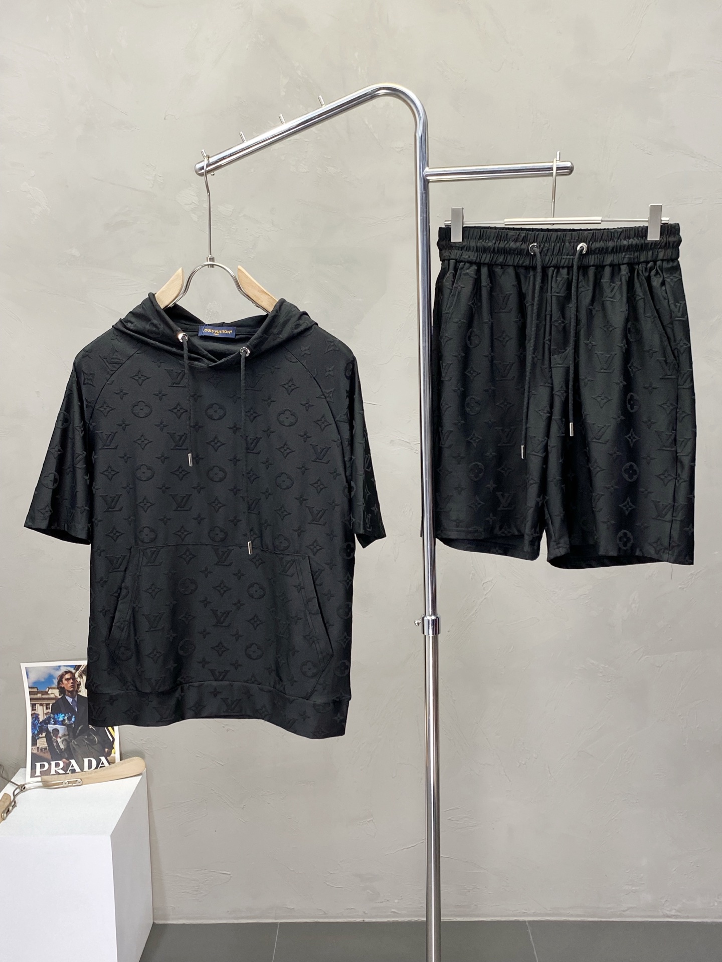 NO:153169,.Louis Vuitton exclusively offers the same style set for spring and summer new counters, breathable, comfortable and casual!  Full of high-end feeling!  The details are exquisite and high-end, and the workmanship is impeccable!  The original high-end fabric looks high-end!  The fabric is soft, delicate and comfortable, moisture absorption, quick drying, breathable, neat and stylish. The code number M-3XL, louis vuitton, louis vuitton, alexander wang19860909.Louis Vuitton路易威登独家专供春夏新款专柜同款套装,透气舒适休闲！高级感满满！细节精致高档,做工无可挑剔！原版高端面料很显高级！面料柔软细腻舒适 吸湿速干透气,利落有型.码数M-3XL,,louis vuitton,louis vuitton,alexander wang,Men's clothing