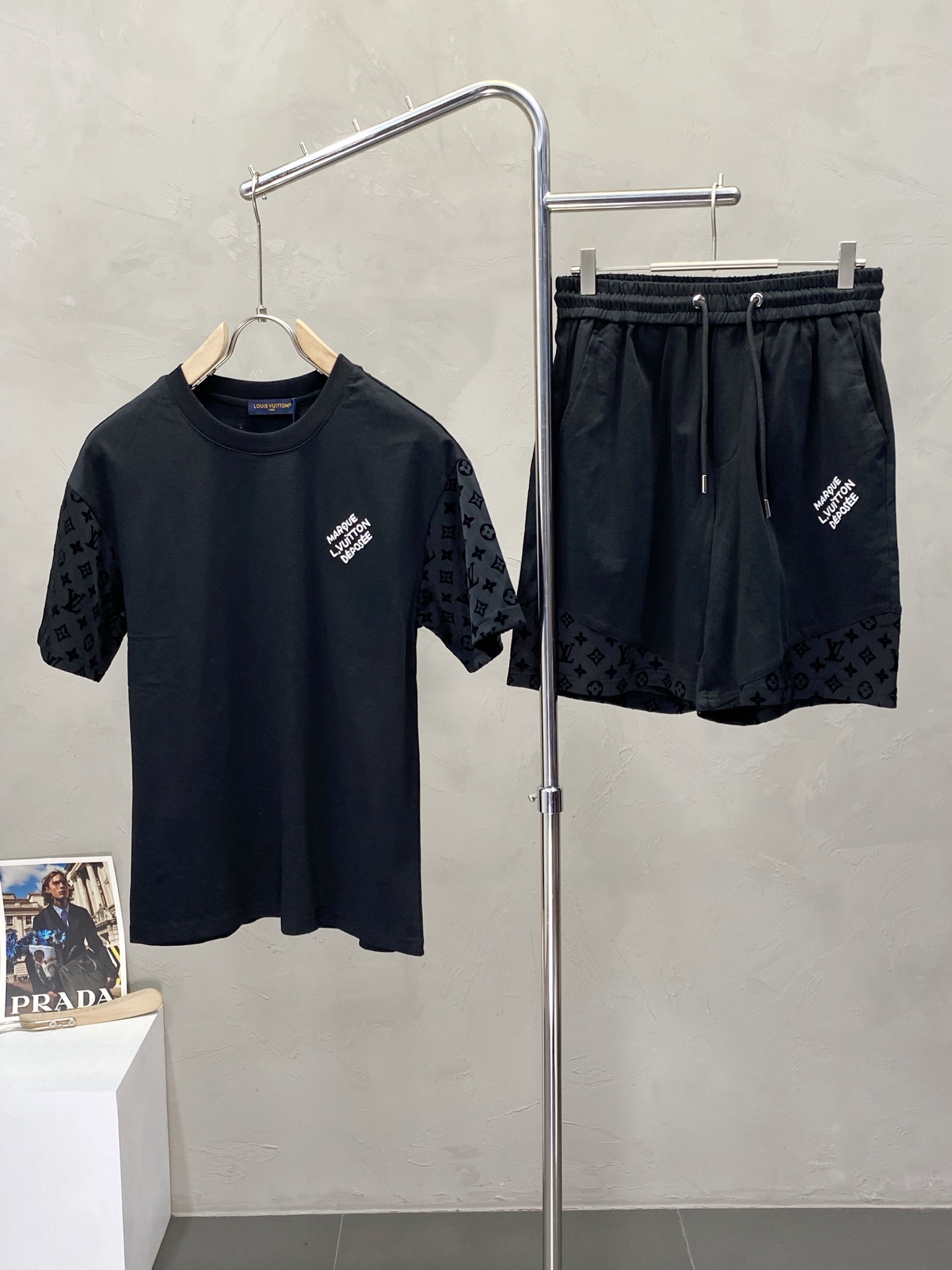 NO:452392,.Louis Vuitton exclusively offers the same style set for spring and summer new counters, breathable, comfortable and casual!  Full of high-end feeling!  The details are exquisite and high-end, and the workmanship is impeccable!  The original high-end fabric looks high-end!  The fabric is soft, delicate and comfortable, moisture absorption, quick drying, breathable, neat and stylish. The code number M-3XL, louis vuitton, louis vuitton, alexander wang19860909.Louis Vuitton路易威登独家专供春夏新款专柜同款套装,透气舒适休闲！高级感满满！细节精致高档,做工无可挑剔！原版高端面料很显高级！面料柔软细腻舒适 吸湿速干透气,利落有型.码数M-3XL,,louis vuitton,louis vuitton,alexander wang,Men's clothing