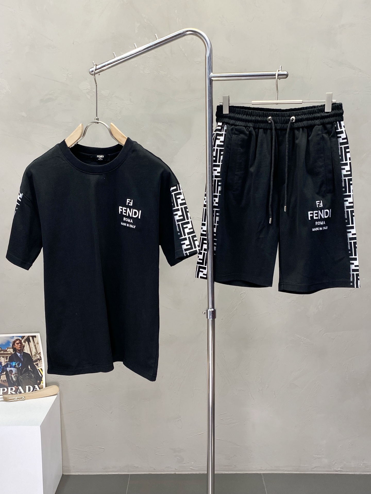 NO:452396,.FENDI exclusively offers the same set for spring and summer new counters, breathable, comfortable and casual!  Full of high-end feeling!  The details are exquisite and high-end, and the workmanship is impeccable!  The original high-end fabric looks high-end!  The fabric is soft, delicate and comfortable, moisture absorption, quick drying, breathable, neat and stylish. The code number M-3XL, fendi, fendi, alexander wang19860909.FENDI芬迪独家专供春夏新款专柜同款套装,透气舒适休闲！高级感满满！细节精致高档,做工无可挑剔！原版高端面料很显高级！面料柔软细腻舒适 吸湿速干透气,利落有型.码数M-3XL,,fendi,fendi,alexander wang,Men's clothing