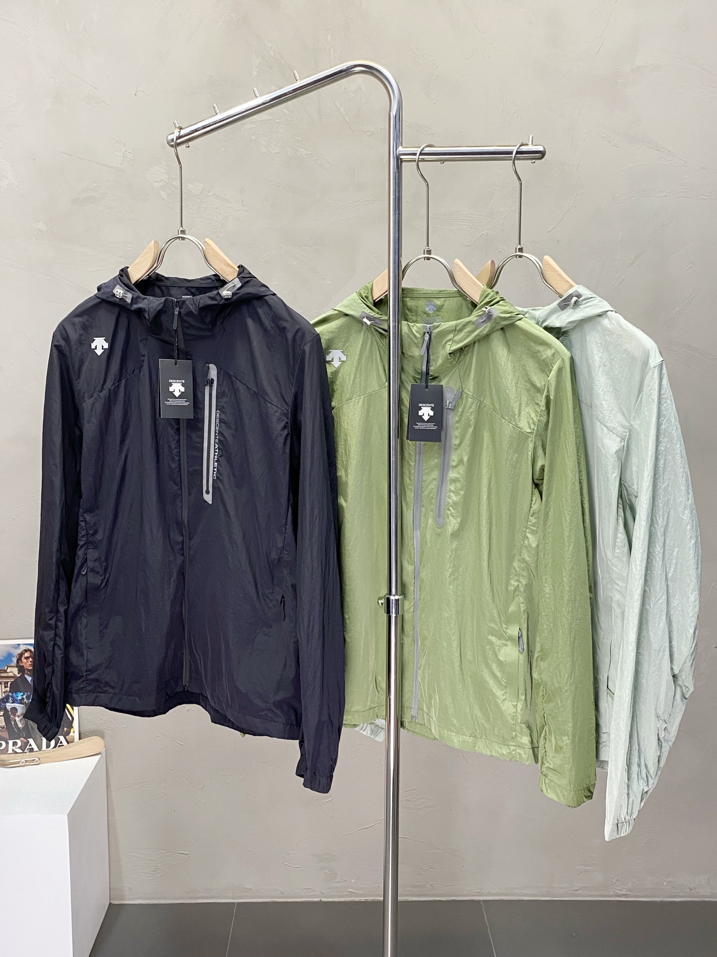 NO:153148,.DESCENTE exclusively offers new original single men's casual spring and summer thin jacket, sun protection clothes, breathable and comfortable, high-end customization, high-end version, fashionable and versatile imported fabric, super soft and delicate, skin-friendly and comfortable to wear, high-end boutique, OEM, fine-made top body, very good, men's essential items, complete three standards, M-3XL,, jackets & coats, alexander wang19860909.DESCENTE迪桑特独家专供新款原单男士休闲春夏薄外套 防晒衣.透气舒适 高端定制 高版本 时尚百搭爆款进口面料 手感超柔软细腻 穿着亲肤舒适 高端精品 代工厂精细做上身非常赞 男士必备单品 三标齐全 码数M-3XL,,jackets & coats,alexander wang,Men's clothing