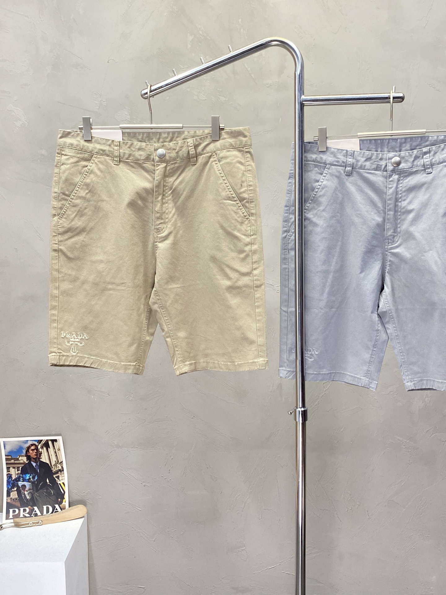 。Prada普拉达💥独家专供新款 休闲短裤🩳高端版本！专柜定制面料 透气舒适度高，细节无可挑剔，品牌元素
