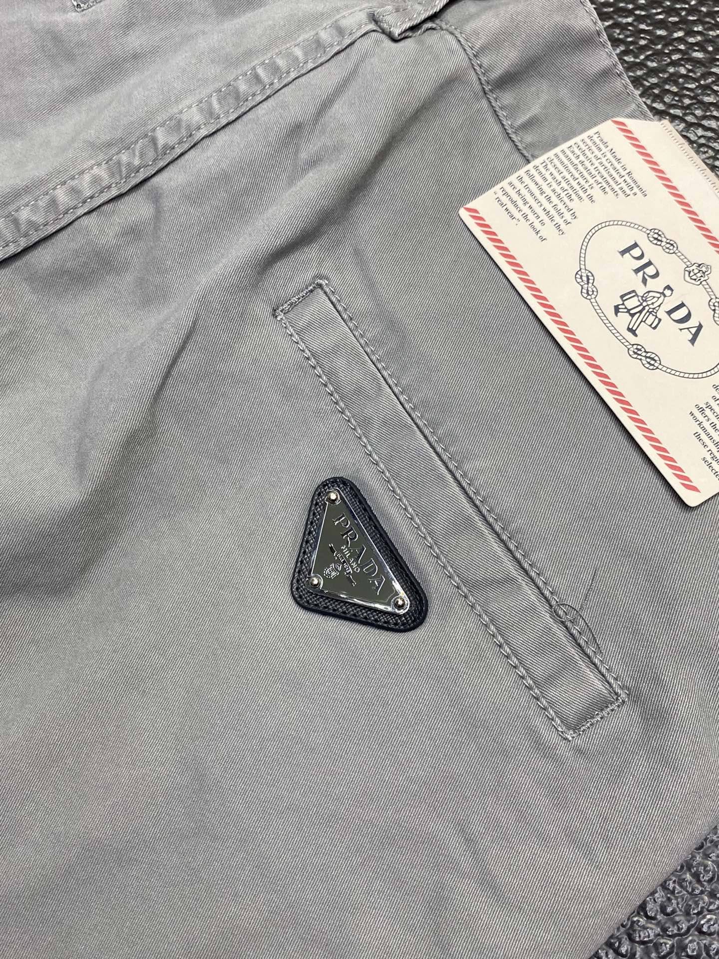 。Prada普拉达💥独家专供新款 休闲短裤🩳高端版本！专柜定制面料 透气舒适度高，细节无可挑剔，品牌元素