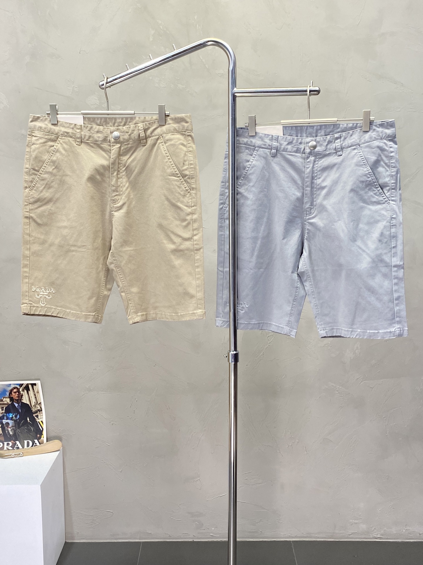 。Prada普拉达💥独家专供新款 休闲短裤🩳高端版本！专柜定制面料 透气舒适度高，细节无可挑剔，品牌元素