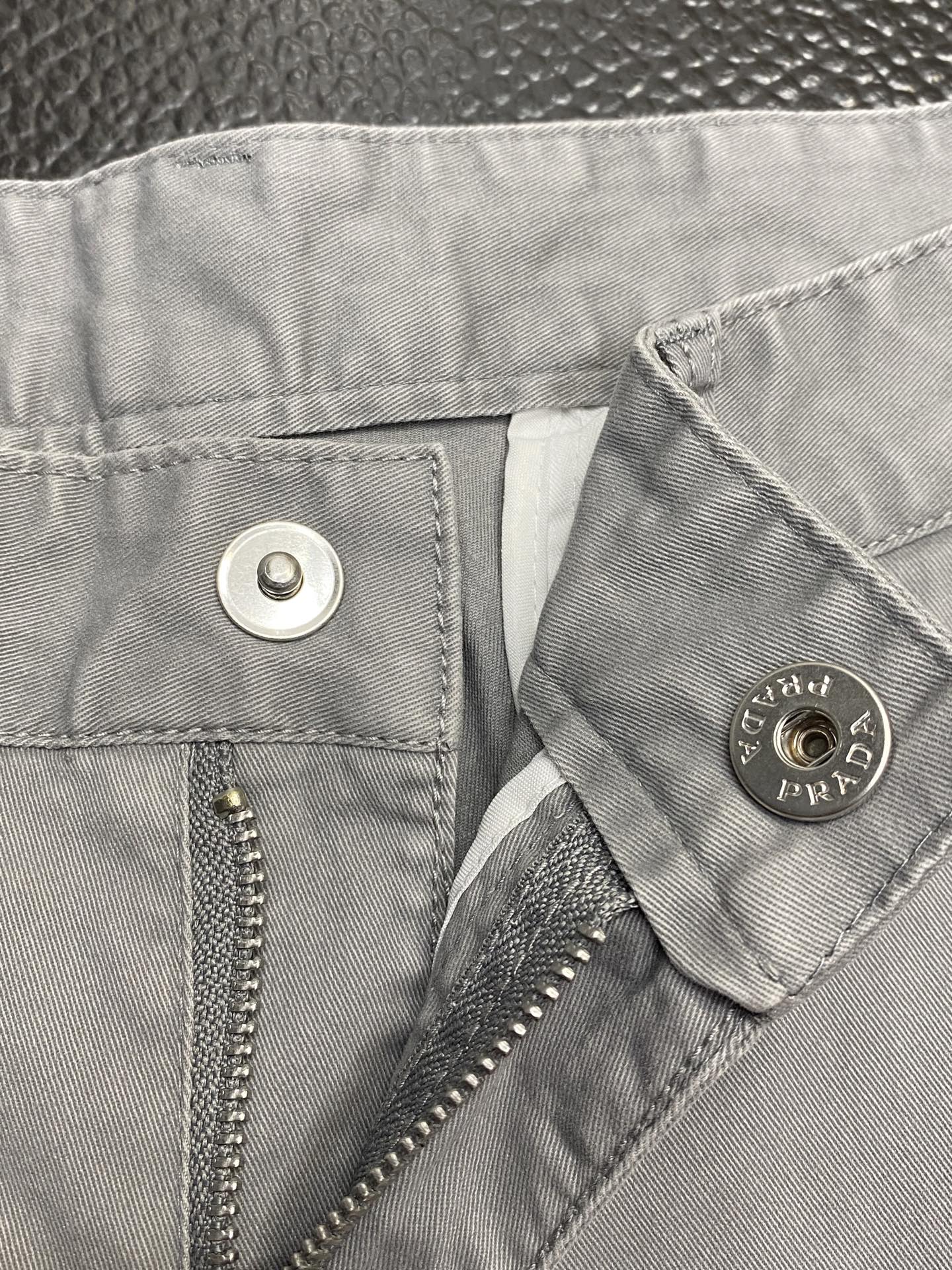 。Prada普拉达💥独家专供新款 休闲短裤🩳高端版本！专柜定制面料 透气舒适度高，细节无可挑剔，品牌元素