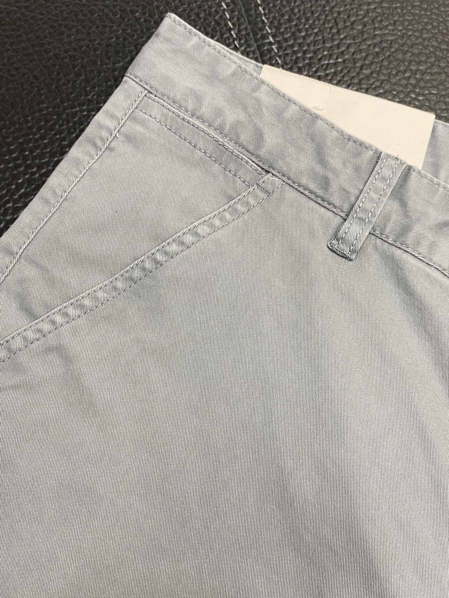 。Prada普拉达💥独家专供新款 休闲短裤🩳高端版本！专柜定制面料 透气舒适度高，细节无可挑剔，品牌元素