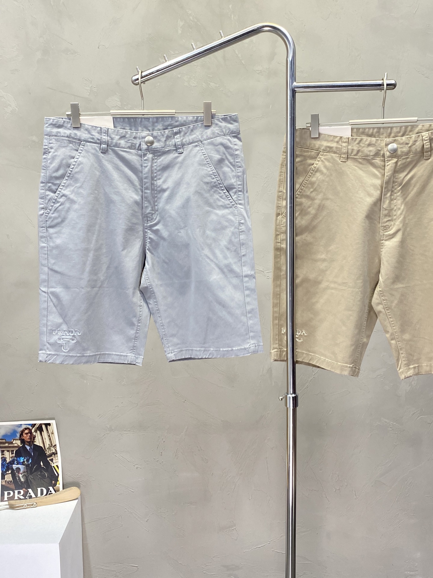 。Prada普拉达💥独家专供新款 休闲短裤🩳高端版本！专柜定制面料 透气舒适度高，细节无可挑剔，品牌元素