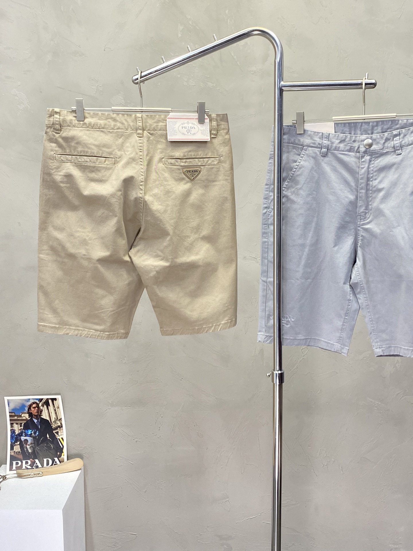。Prada普拉达💥独家专供新款 休闲短裤🩳高端版本！专柜定制面料 透气舒适度高，细节无可挑剔，品牌元素