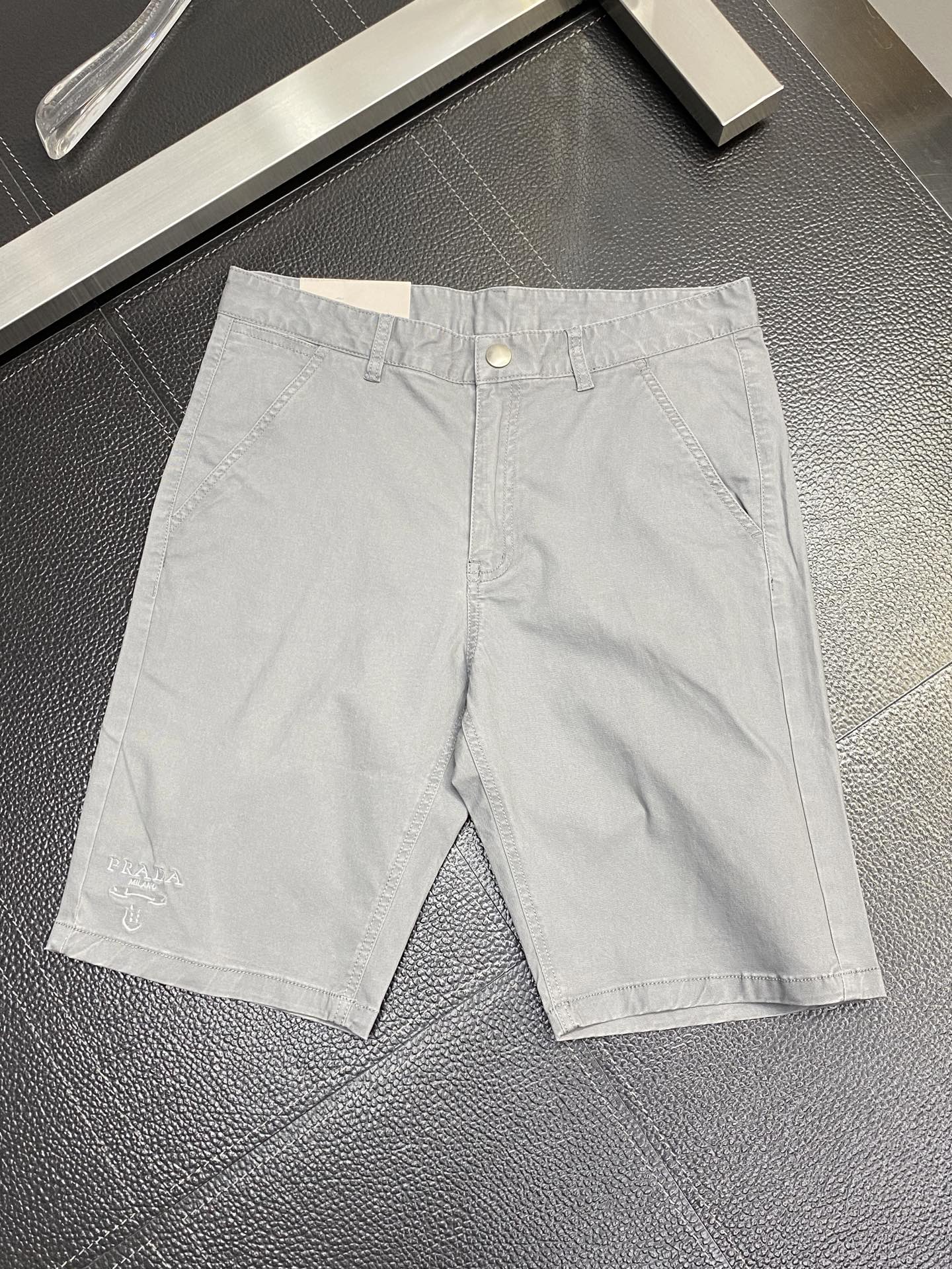 。Prada普拉达💥独家专供新款 休闲短裤🩳高端版本！专柜定制面料 透气舒适度高，细节无可挑剔，品牌元素