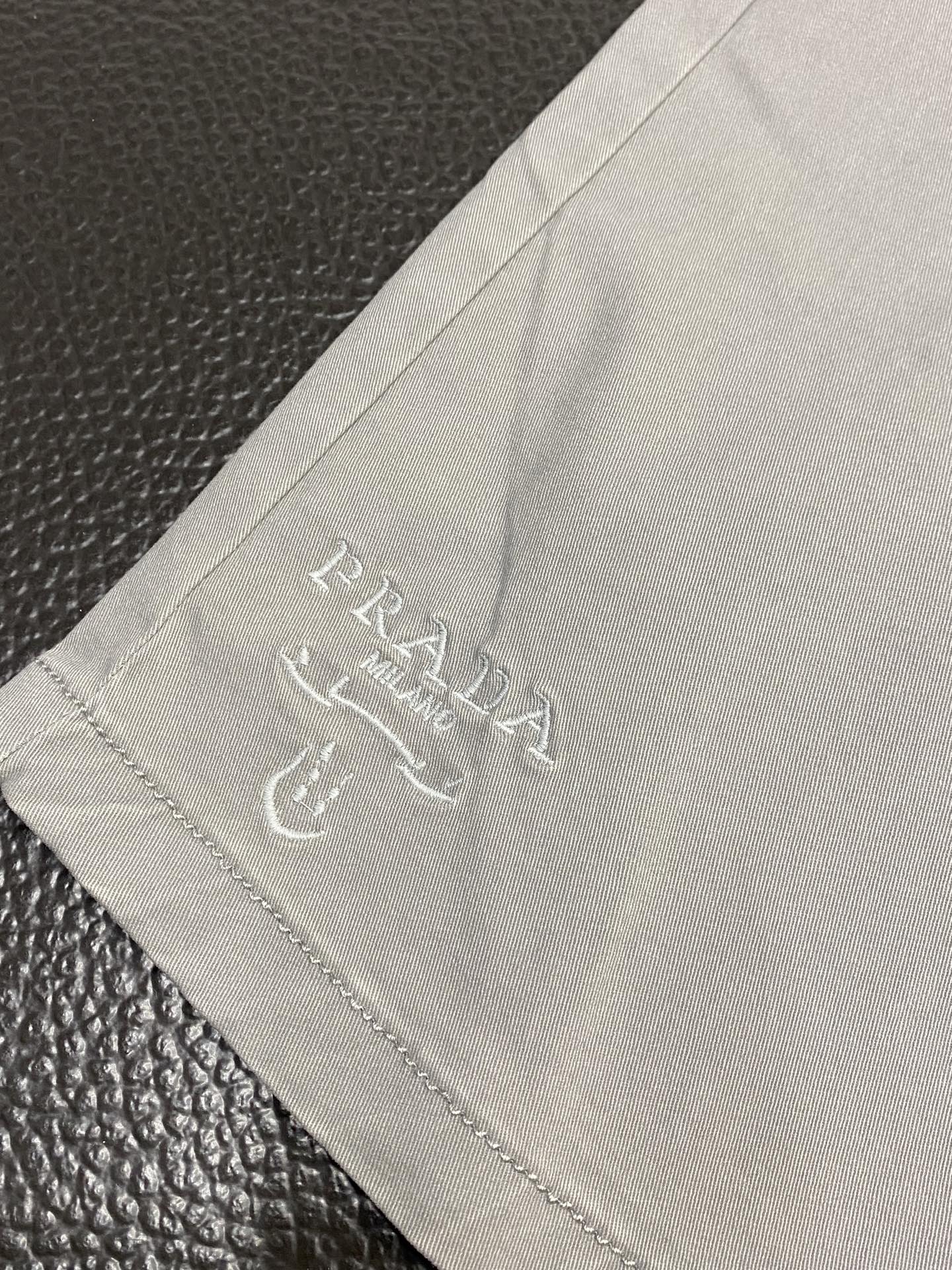 。Prada普拉达💥独家专供新款 休闲短裤🩳高端版本！专柜定制面料 透气舒适度高，细节无可挑剔，品牌元素