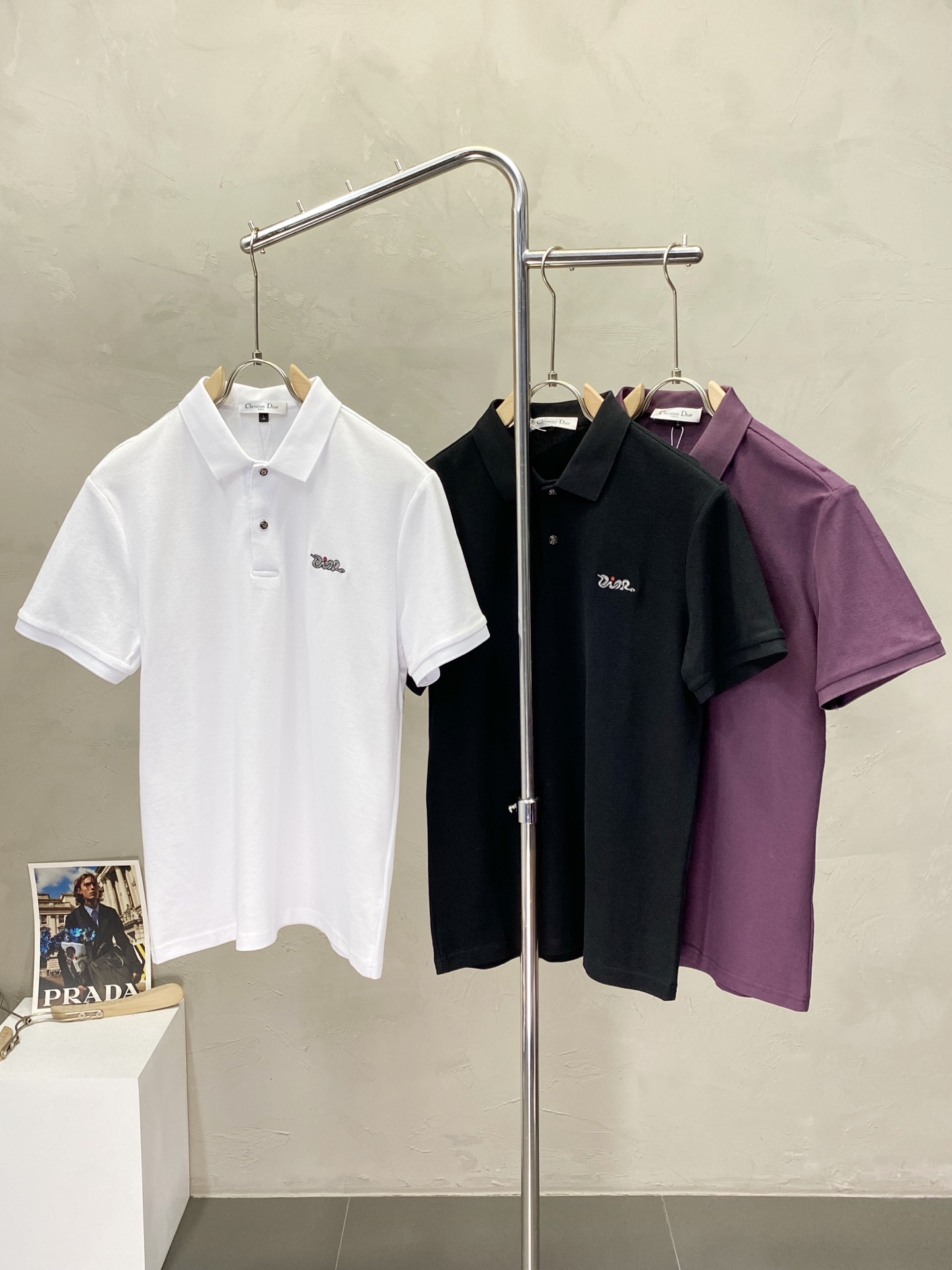 NO:155982,.Dior exclusively offers new original single men's casual short sleeves, high-end customization, high-end version, fashionable and versatile imported fabric, super soft and delicate, skin-friendly and comfortable to wear, high-end boutique, OEM, fine production, very good for the top body, men's essential items, three standards, code M-4XL,,dior,dior,T-shirt,alexander wang19860909.Dior迪奥独家专供新款原单男士休闲短袖 高端定制 高版本 时尚百搭爆款进口面料 手感超柔软细腻 穿着亲肤舒适 高端精品 代工厂精细做上身非常赞 男士必备单品 三标齐全 码数M-4XL,,dior,dior,T-shirt,alexander wang,Men's clothing