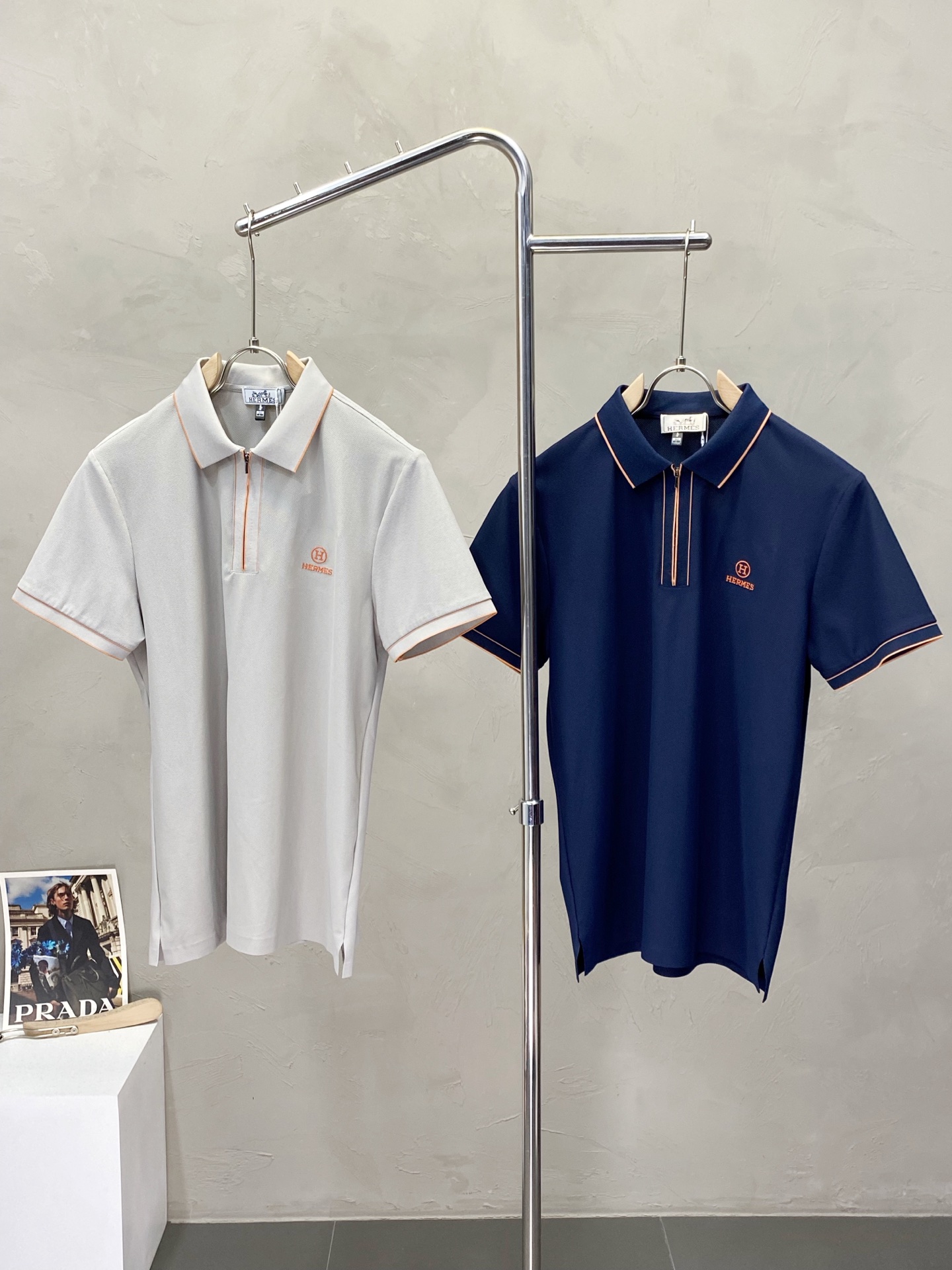 NO:153111,.HERMES Hermes exclusively offers new original single men's casual short sleeves, high-end customization, high-end version, fashionable and versatile imported fabric, super soft and delicate, skin-friendly and comfortable to wear, high-end boutique, OEM factory fine-made top body, very good men's essential items, three standards, code M-3XL,, hermes, hermes, T-shirt, alexander wang19860909.HERMES爱马仕独家专供新款原单男士休闲短袖 高端定制 高版本 时尚百搭爆款进口面料 手感超柔软细腻 穿着亲肤舒适 高端精品 代工厂精细做上身非常赞 男士必备单品 三标齐全 码数M-3XL,,hermes,hermes,T-shirt,alexander wang,Men's clothing