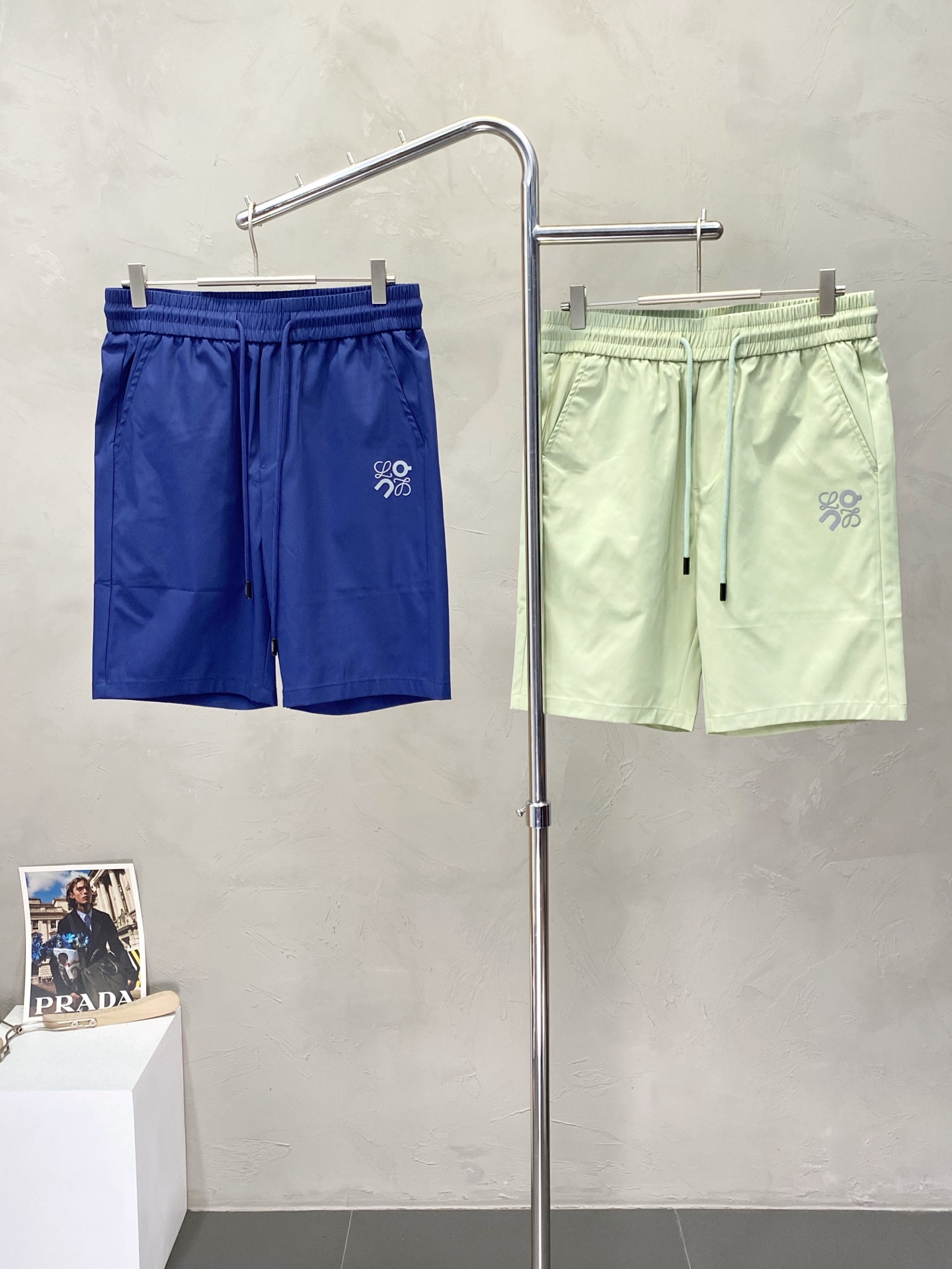 NO:156049,.LOEWE exclusively offers the new high-end version of shorts!  Customized fabrics for counters are breathable and comfortable, with impeccable details, and the brand element design concept reflects high quality. The feel is delicate and soft!  It is casually cut, with a great upper body style!  Number of codes: M-3XL, loewe, loewe, shorts, alexander wang19860909.LOEWE罗意威独家专供新款短裤高端版本！专柜定制面料 透气舒适度高,细节无可挑剔,品牌元素设计理念,体现高品质.手感细腻柔软！呈现休闲裁剪,上身版型超赞！码数: M-3XL,,loewe,loewe,shorts,alexander wang,Men's clothing