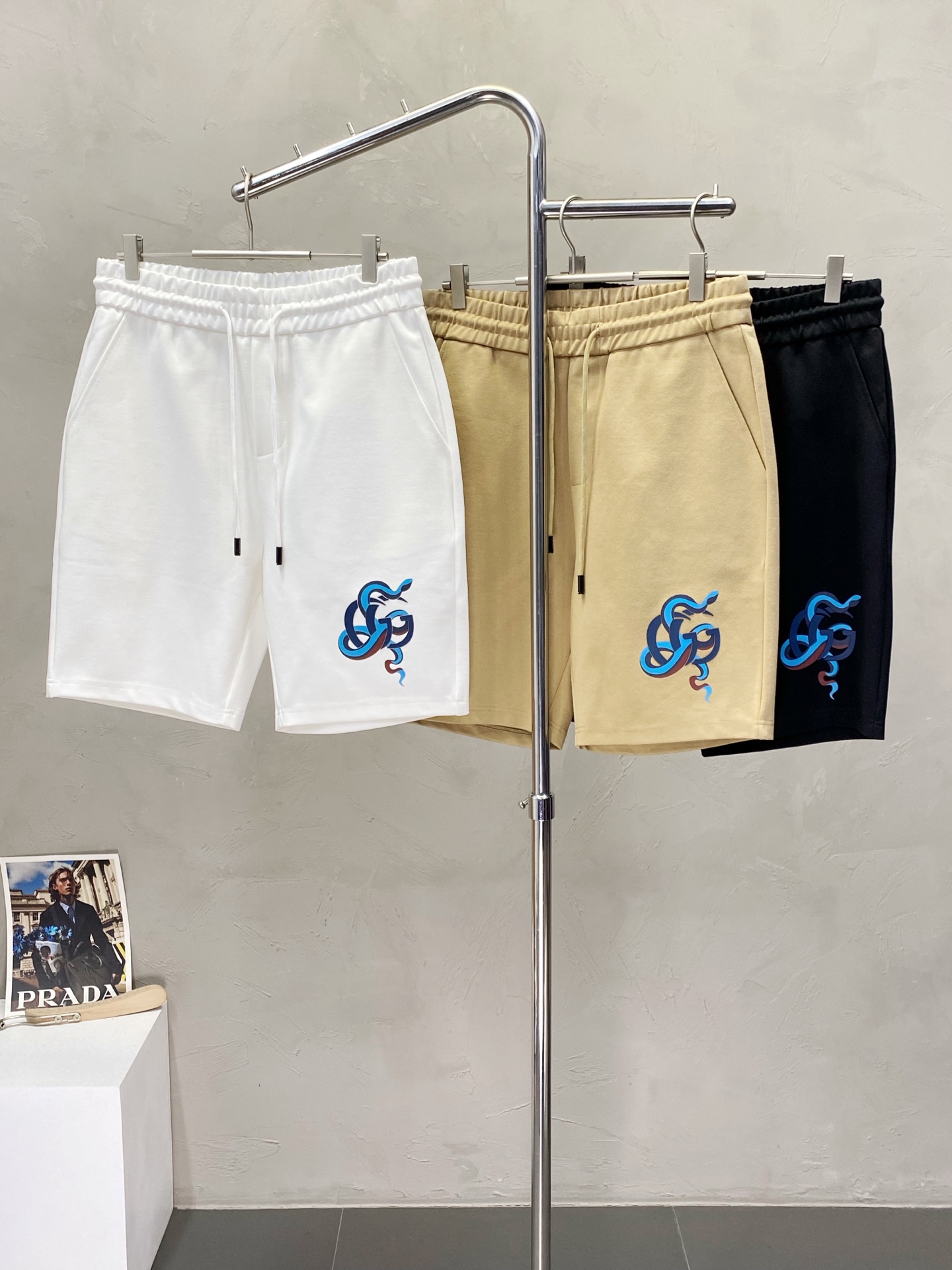 NO:153137,.Gucci exclusively offers new high-end versions of shorts!  Customized fabrics for counters are breathable and comfortable, with impeccable details, and the brand element design concept reflects high quality. The feel is delicate and soft!  It is casually cut, with a great upper body style!  Number of codes: M-3XL, gucci, gucci, shorts, alexander wang19860909.Gucci古驰独家专供新款短裤高端版本！专柜定制面料 透气舒适度高,细节无可挑剔,品牌元素设计理念,体现高品质.手感细腻柔软！呈现休闲裁剪,上身版型超赞！码数: M-3XL,,gucci,gucci,shorts,alexander wang,Men's clothing