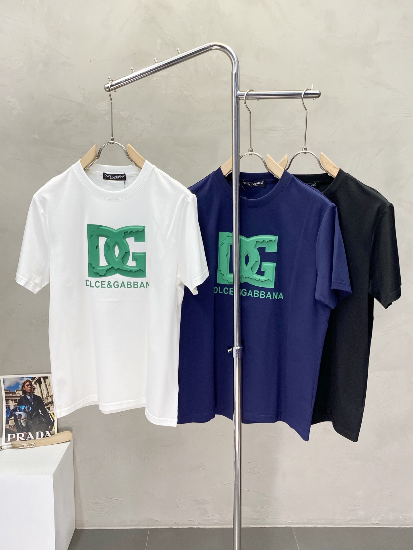 NO:153197,.Dolce & Gabbana exclusively offers new men's casual short sleeves, high-end customization, high-end version, fashionable and versatile imported fabric, super soft and delicate, skin-friendly and comfortable to wear, high-end boutique, OEM, fine-made top body, very good, men's essential items, three standards, complete code M-3XL,,Dolce & Gabbana, Dolce & Gabbana, T-shirt, alexander wang19860909.Dolce&Gabbana杜嘉班纳独家专供新款男士休闲短袖 高端定制 高端版本 时尚百搭爆款进口面料 手感超柔软细腻 穿着亲肤舒适 高端精品 代工厂精细做上身非常赞 男士必备单品 三标齐全 码数M-3XL,,Dolce&Gabbana,Dolce&Gabbana,T-shirt,alexander wang,Men's clothing