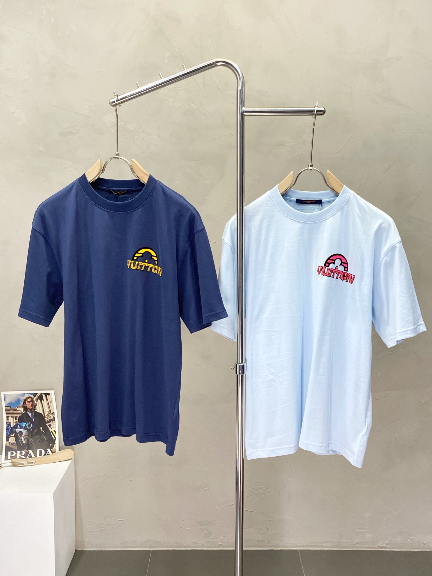 NO:153211,.Louis Vuitton exclusively offers new men's casual short sleeves, high-end customization, high-end version, fashionable and versatile imported fabric, super soft and delicate, skin-friendly and comfortable to wear, high-end boutique, OEM, fine-tuned top-body, very good for men's essential items, three standards, S-3XL,,louis vuitton,louis vuitton,T-shirt,alexander wang19860909.Louis Vuitton路易威登独家专供新款男士休闲短袖 高端定制 高端版本 时尚百搭爆款进口面料 手感超柔软细腻 穿着亲肤舒适 高端精品 代工厂精细做上身非常赞 男士必备单品 三标齐全 码数S-3XL,,louis vuitton,louis vuitton,T-shirt,alexander wang,Men's clothing