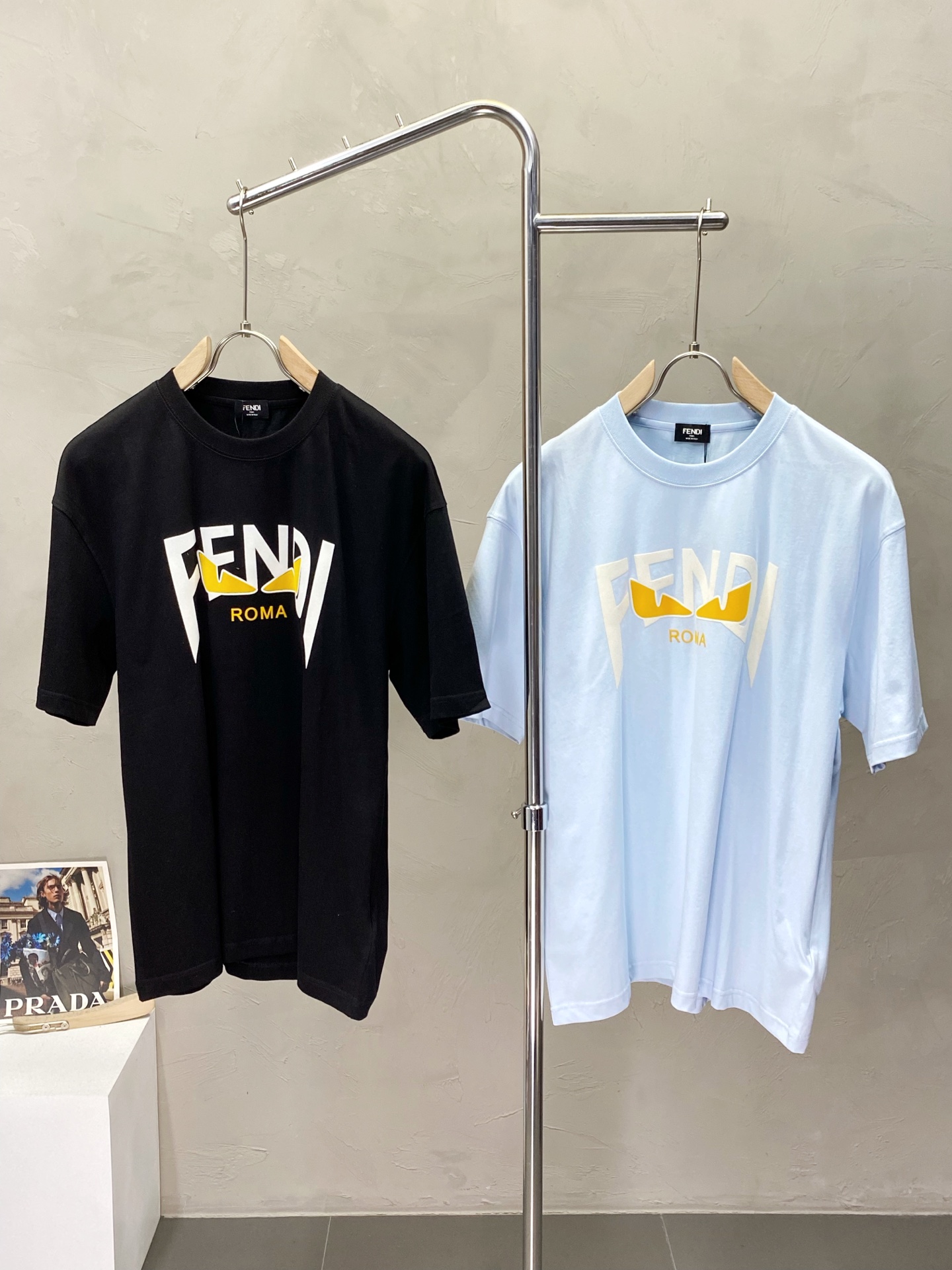 NO:153198,.FENDI exclusively offers new men's casual short sleeves, high-end customization, high-end version, fashionable and versatile imported fabric, super soft and delicate, skin-friendly and comfortable to wear, high-end boutique, OEM, fine-tuned, top-body, men's essential items, complete three standards, S-3XL,,fendi,fendi,T-shirt,alexander wang19860909.FENDI芬迪独家专供新款男士休闲短袖 高端定制 高端版本 时尚百搭爆款进口面料 手感超柔软细腻 穿着亲肤舒适 高端精品 代工厂精细做上身非常赞 男士必备单品 三标齐全 码数S-3XL,,fendi,fendi,T-shirt,alexander wang,Men's clothing