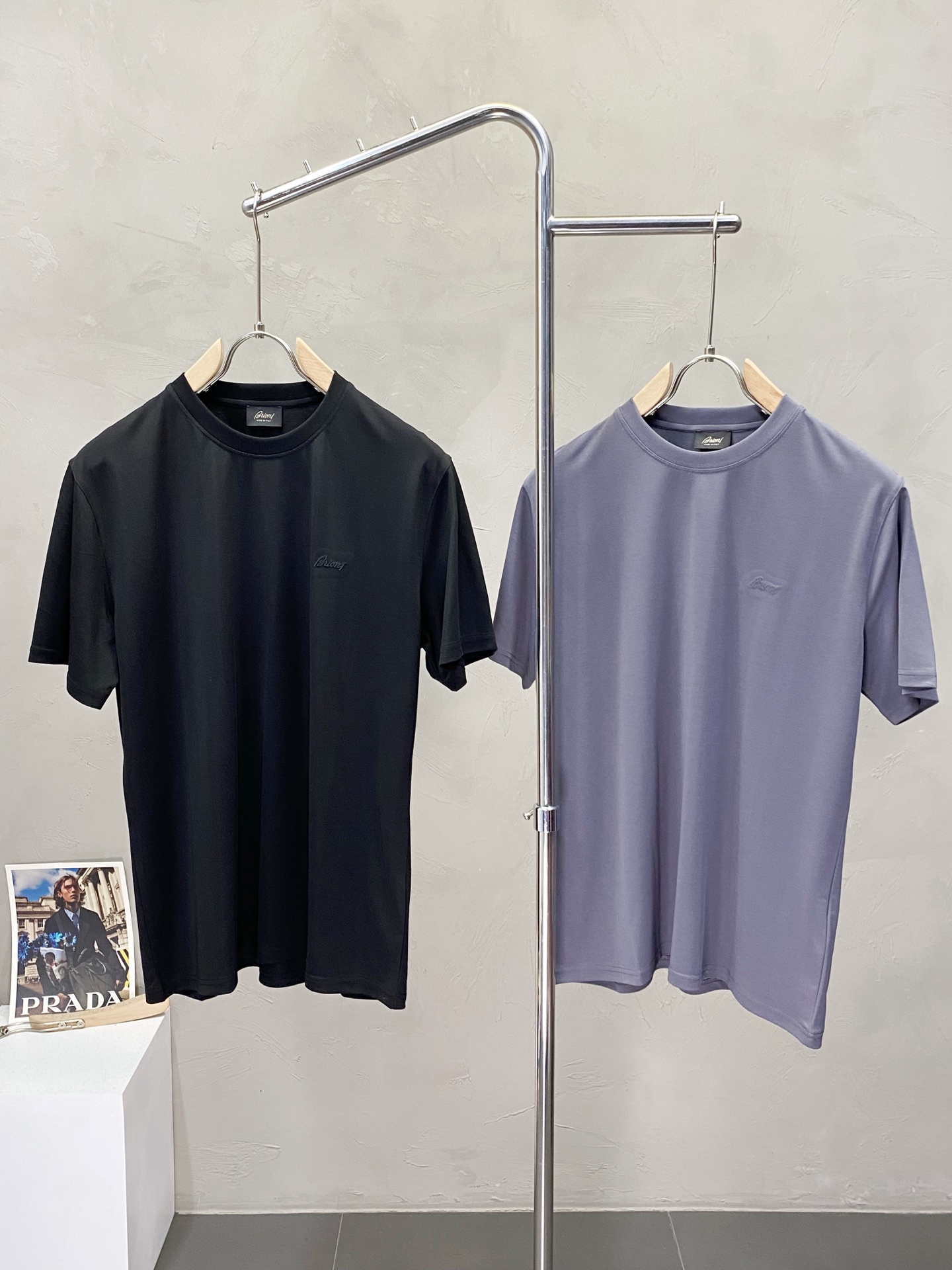 NO:153217,.Brioni exclusively offers new original single men's casual short sleeves, high-end customization, high-end version, fashionable and versatile imported fabric, super soft and delicate, skin-friendly and comfortable to wear, high-end boutique, OEM, fine-made top body, very good, men's essential items, three standards, code M-2XL,, T-shirt, alexander wang19860909.Brioni布里奥尼独家专供新款原单男士休闲短袖 高端定制 高版本 时尚百搭爆款进口面料 手感超柔软细腻 穿着亲肤舒适 高端精品 代工厂精细做上身非常赞 男士必备单品 三标齐全 码数M-2XL,,T-shirt,alexander wang,Men's clothing