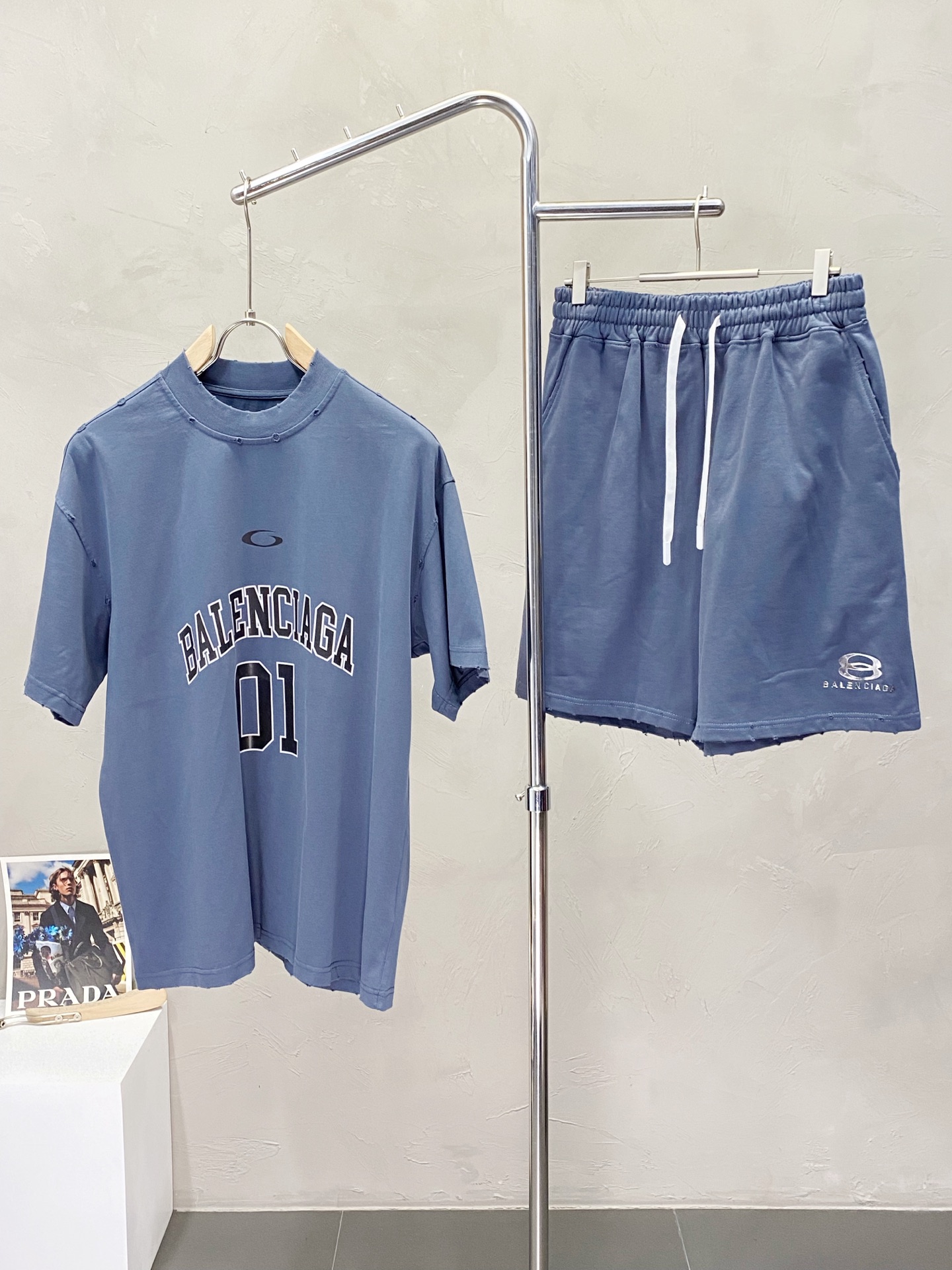 NO:153174,/Set. Short-sleeved P and shorts P. Balenciga exclusively provides the same spring and summer suit for the new counter, full of high-end feel!  The details are exquisite and high-end, and the workmanship is impeccable!  Imported fabrics are three-dimensional, exquisite and delicate. The original high-end double-sided jersey fabrics are very high-end!  The fabric is crisp, wrinkle-resistant, wear-resistant, moisture absorption, quick drying and breathable, neat and stylish. The code number M-3XL, balenciaga, balenciaga, shorts, T-shirt, alexander wang19860909/套.短袖P、短裤P.Balenciga巴黎世家独家专供新款专柜同款春夏套装,高级感满满！细节精致高档,做工无可挑剔！进口面料 立体精致细腻.原版高端双面平纹针织面料很显高级！面料挺括抗皱耐磨,吸湿速干透气,利落有型.码数M-3XL,,balenciaga,balenciaga,shorts,T-shirt,alexander wang,Men's clothing