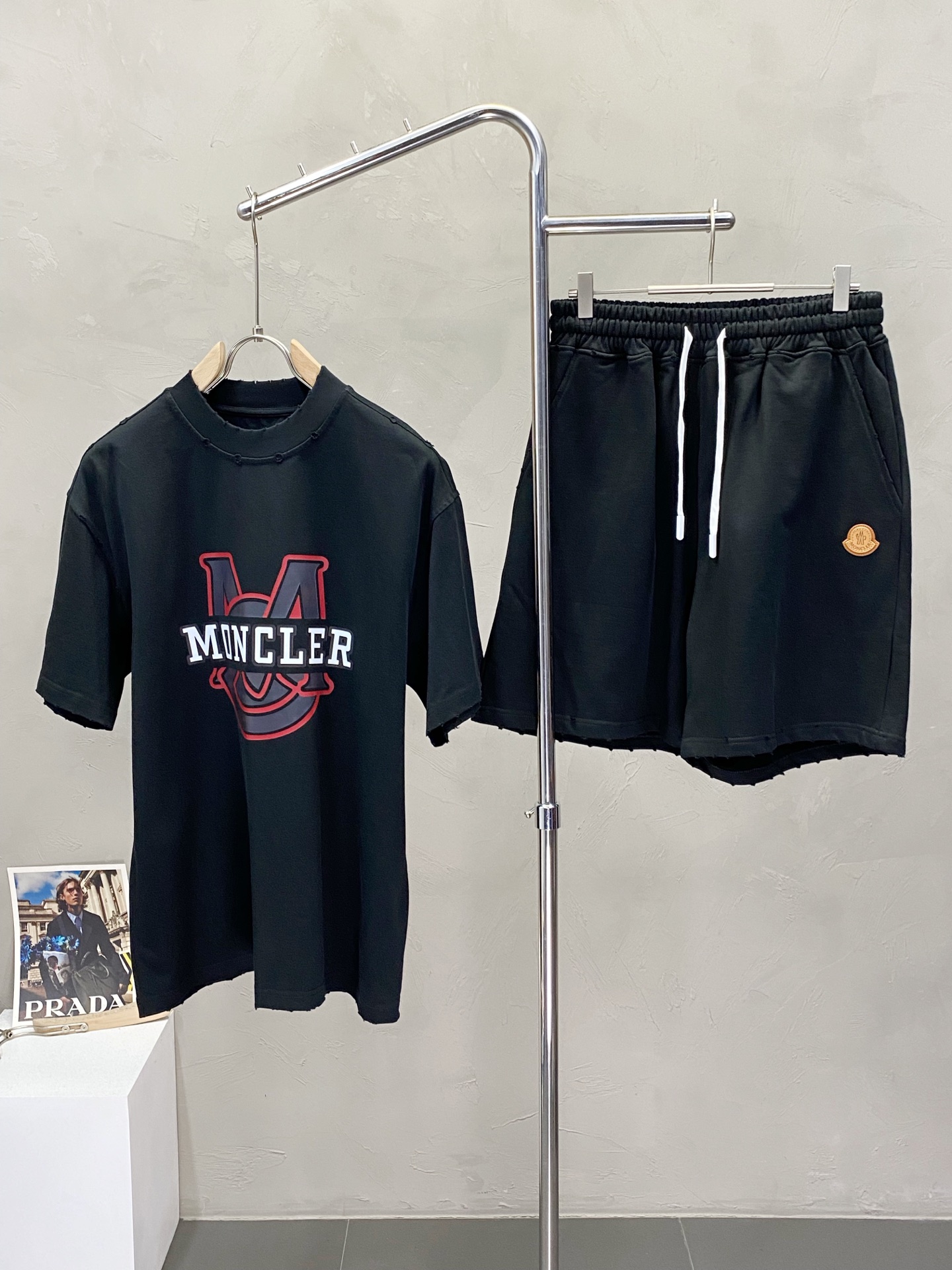 NO:153146,/Set. Short-sleeved P and shorts P. Moncler covers exclusively for the new counter with the same spring and summer suit, full of high-end feel!  The details are exquisite and high-end, and the workmanship is impeccable!  Imported fabrics are three-dimensional, exquisite and delicate. The original high-end double-sided jersey fabrics are very high-end!  The fabric is crisp, wrinkle-resistant, wear-resistant, moisture absorption, quick drying and breathable, neat and stylish. Code number M-3XL, christian louboutin, Moncler, shorts, T-shirt, alexander wang19860909/套.短袖P、短裤P.Moncler蒙口独家专供新款专柜同款春夏套装,高级感满满！细节精致高档,做工无可挑剔！进口面料 立体精致细腻.原版高端双面平纹针织面料很显高级！面料挺括抗皱耐磨,吸湿速干透气,利落有型.码数M-3XL,,christian louboutin,Moncler,shorts,T-shirt,alexander wang,Men's clothing