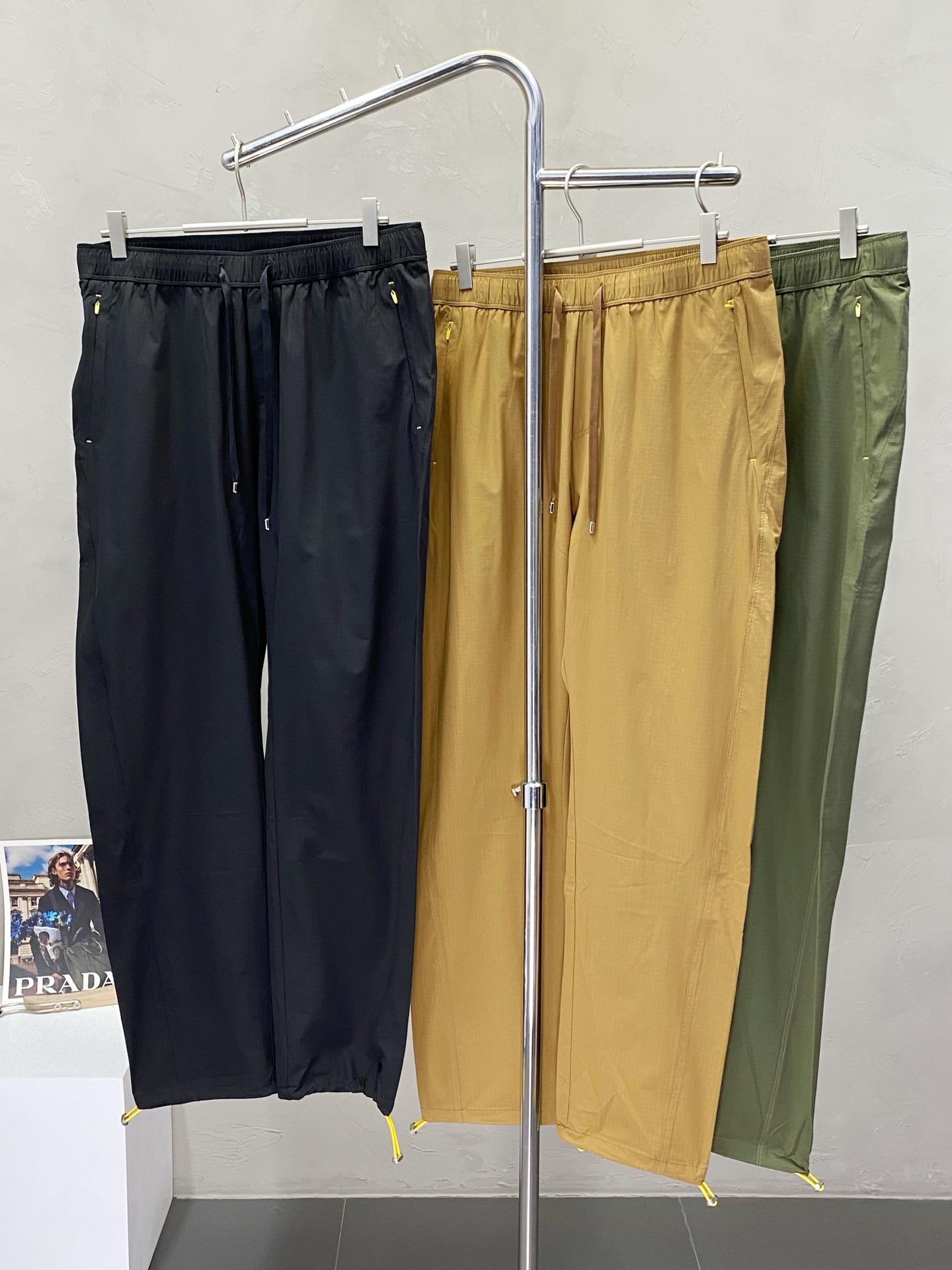 NO:155954,.Moncler masked exclusively for new spring and summer casual pants, high-end version!  Customized fabrics for counters are breathable and comfortable, with impeccable details, and the brand element design concept reflects high quality. The feel is delicate and soft!  It is casually cut, with a great upper body style!  Code number M-4XL, christian louboutin, Moncler, alexander wang19860909.Moncler蒙口独家专供新款春夏休闲裤 高端版本！专柜定制面料 透气舒适度高,细节无可挑剔,品牌元素设计理念,体现高品质.手感细腻柔软！呈现休闲裁剪,上身版型超赞！码数M-4XL,,christian louboutin,Moncler,alexander wang,Men's clothing