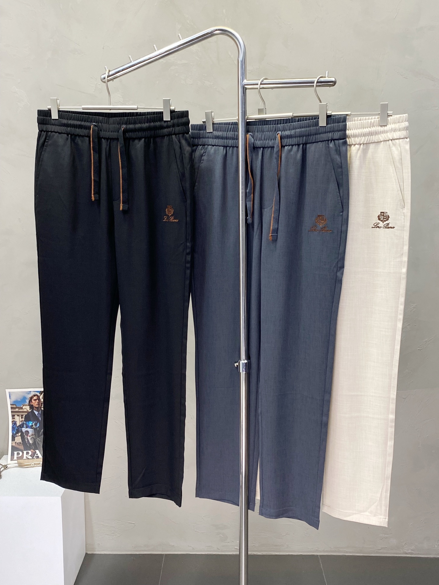 NO:153096,.LP-Loro Piana exclusively offers new spring and summer casual pants, high-end version!  Customized fabrics for counters are breathable and comfortable, with impeccable details, and the brand element design concept reflects high quality. The feel is delicate and soft!  It is casually cut, with a great upper body style!  Count 29-38, loro piana, loro piana, alexander wang19860909.LP-Loro Piana 诺悠翩雅独家专供新款春夏休闲裤 高端版本！专柜定制面料 透气舒适度高,细节无可挑剔,品牌元素设计理念,体现高品质.手感细腻柔软！呈现休闲裁剪,上身版型超赞！码数29-38,,loro piana,loro piana,alexander wang,Men's clothing