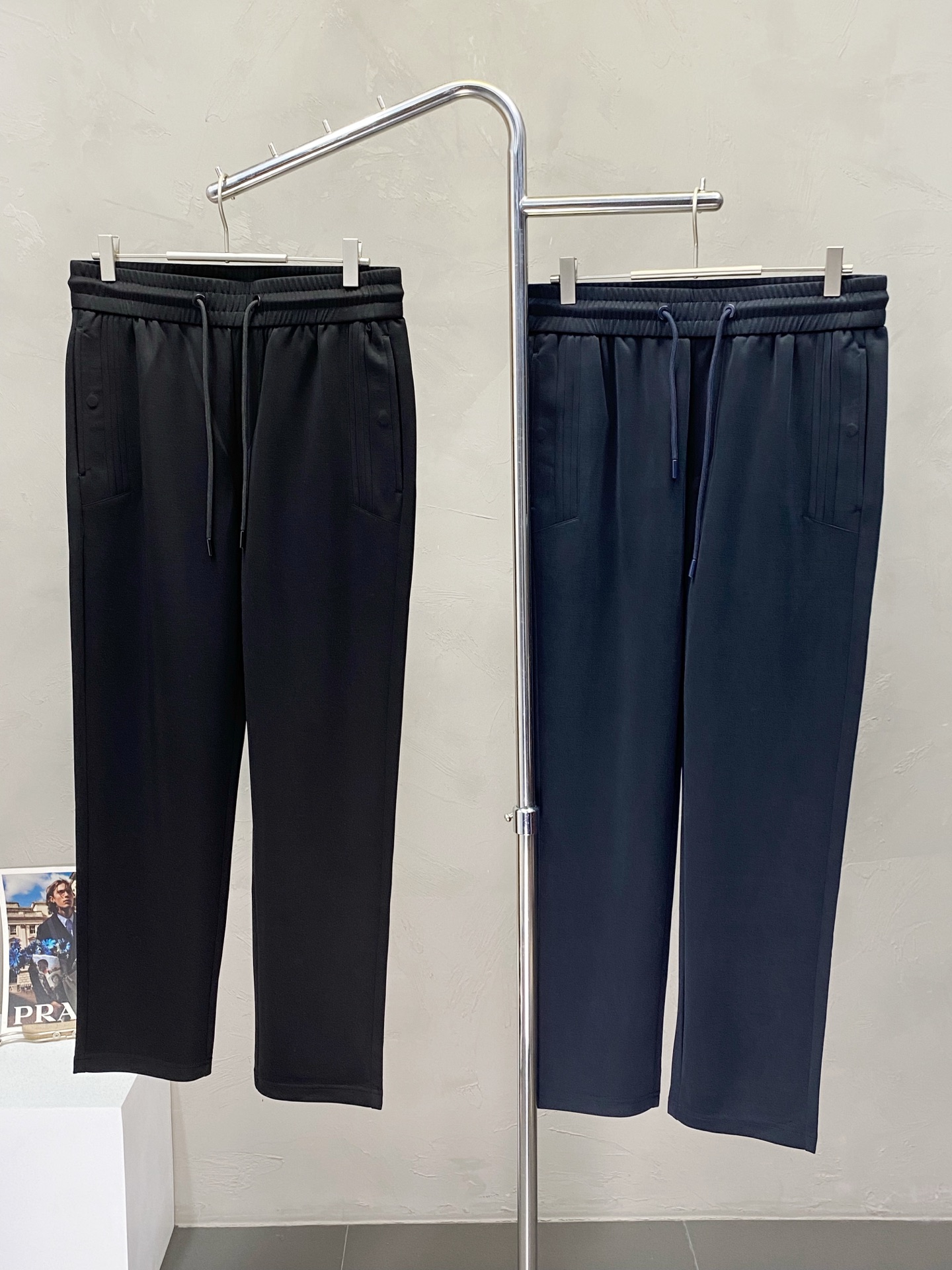 NO:155962,.ZEGNA exclusively offers new spring and summer casual pants, high-end version!  Customized fabrics for counters are breathable and comfortable, with impeccable details, and the brand element design concept reflects high quality. The feel is delicate and soft!  It is casually cut, with a great upper body style!  29-38, zegna,alexander wang19860909.ZEGNA杰尼亚独家专供新款春夏休闲裤 高端版本！专柜定制面料 透气舒适度高,细节无可挑剔,品牌元素设计理念,体现高品质.手感细腻柔软！呈现休闲裁剪,上身版型超赞！码数29-38,,zegna,alexander wang,Men's clothing