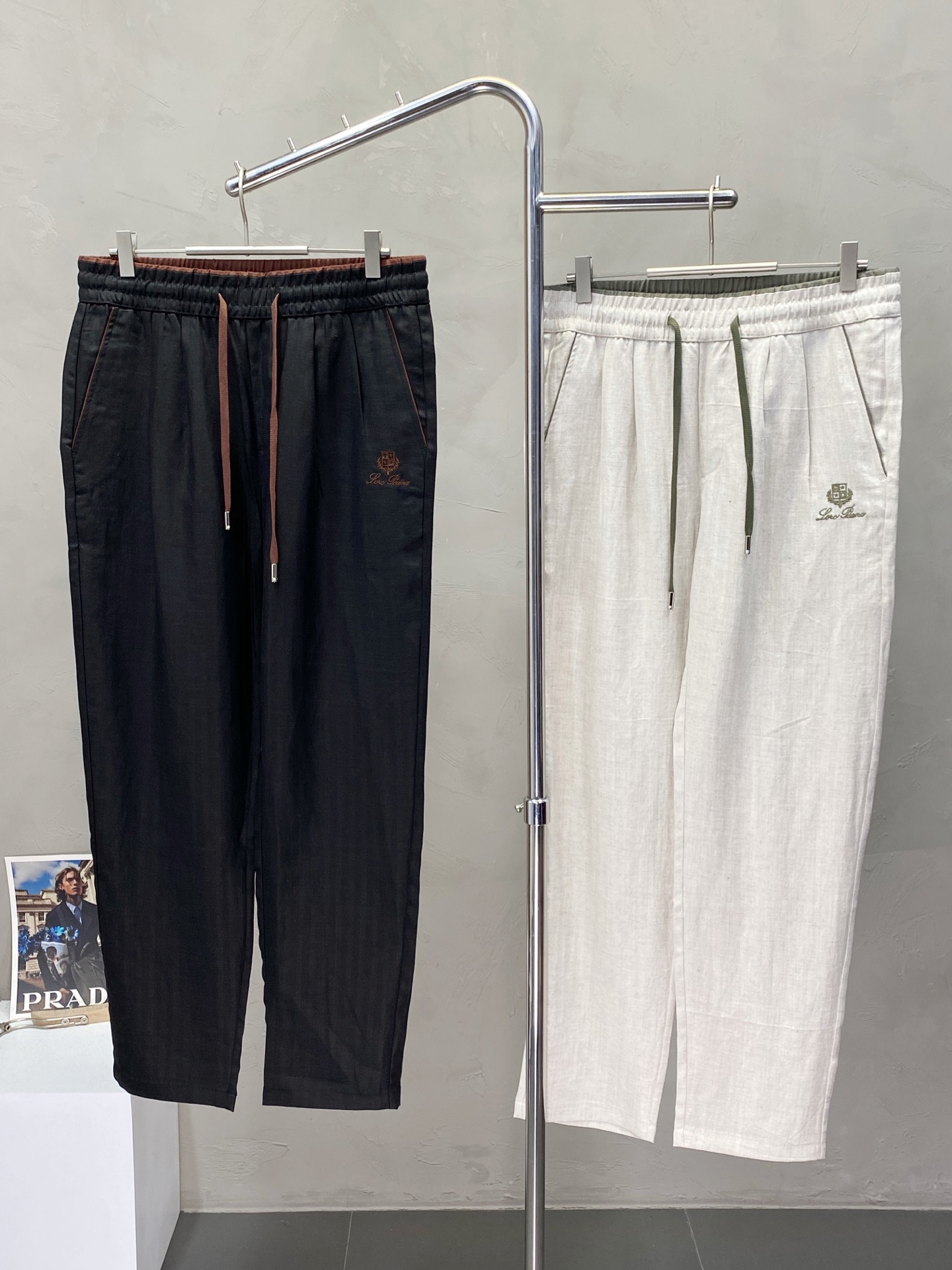 NO:153103,.LP-Loro Piana exclusively offers new spring and summer casual pants, high-end version!  Customized fabrics for counters are breathable and comfortable, with impeccable details, and the brand element design concept reflects high quality. The feel is delicate and soft!  It is casually cut, with a great upper body style!  Count 29-38, loro piana, loro piana, alexander wang19860909.LP-Loro Piana 诺悠翩雅独家专供新款春夏休闲裤 高端版本！专柜定制面料 透气舒适度高,细节无可挑剔,品牌元素设计理念,体现高品质.手感细腻柔软！呈现休闲裁剪,上身版型超赞！码数29-38,,loro piana,loro piana,alexander wang,Men's clothing