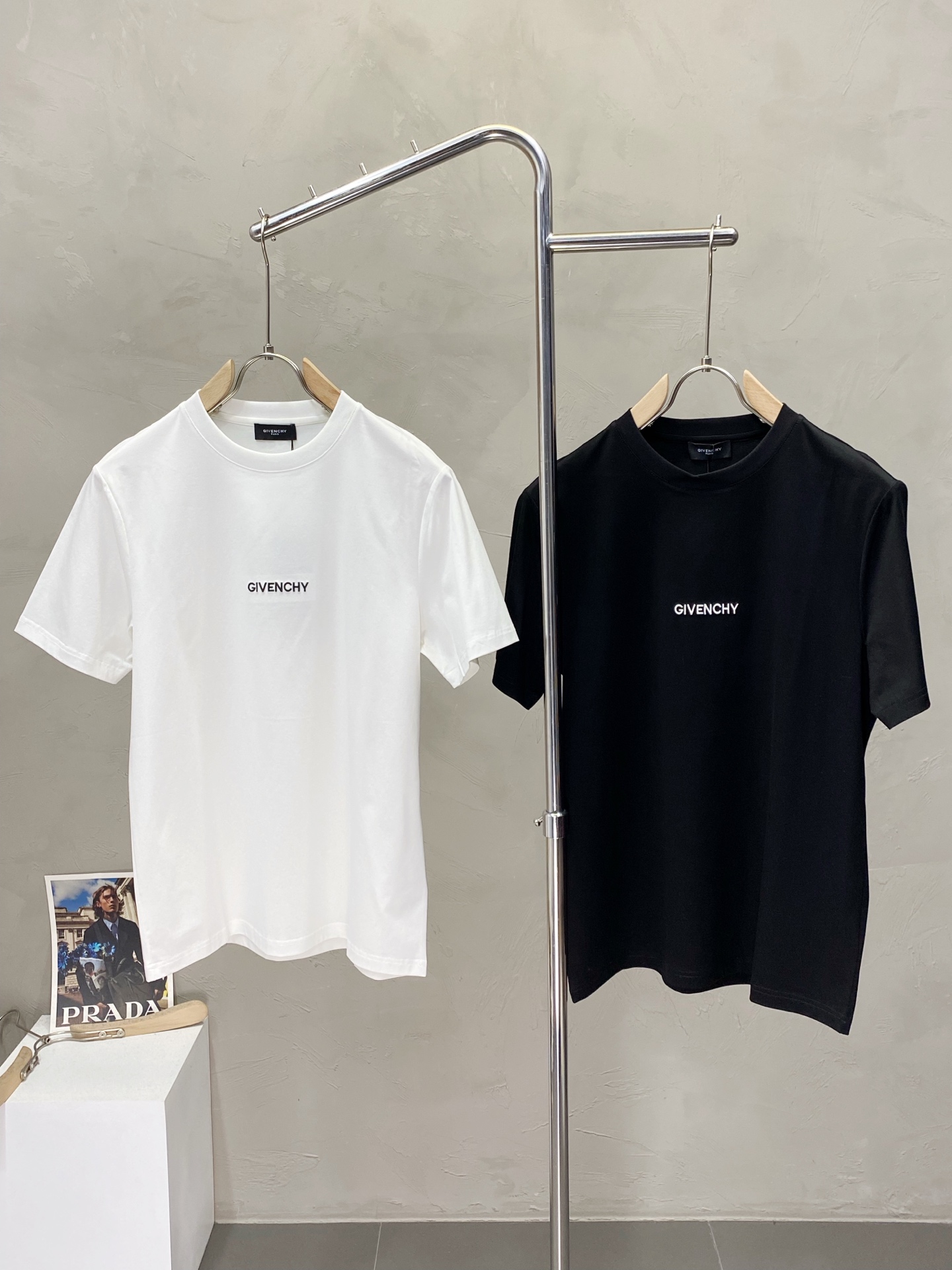 NO:155975,.Givenchy Givenchy exclusively offers new men's casual short sleeves, high-end customization, high-end version, fashionable and versatile imported fabric, super soft and delicate, skin-friendly and comfortable to wear, high-end boutique, OEM, fine-made top body, very good, men's essential items, three standards, complete code number M-3XL,, given, given, given, T-shirt, alexander wang19860909.Givenchy纪梵希独家专供新款男士休闲短袖 高端定制 高端版本 时尚百搭爆款进口面料 手感超柔软细腻 穿着亲肤舒适 高端精品 代工厂精细做上身非常赞 男士必备单品 三标齐全 码数M-3XL,,givenchy,givenchy,T-shirt,alexander wang,Men's clothing