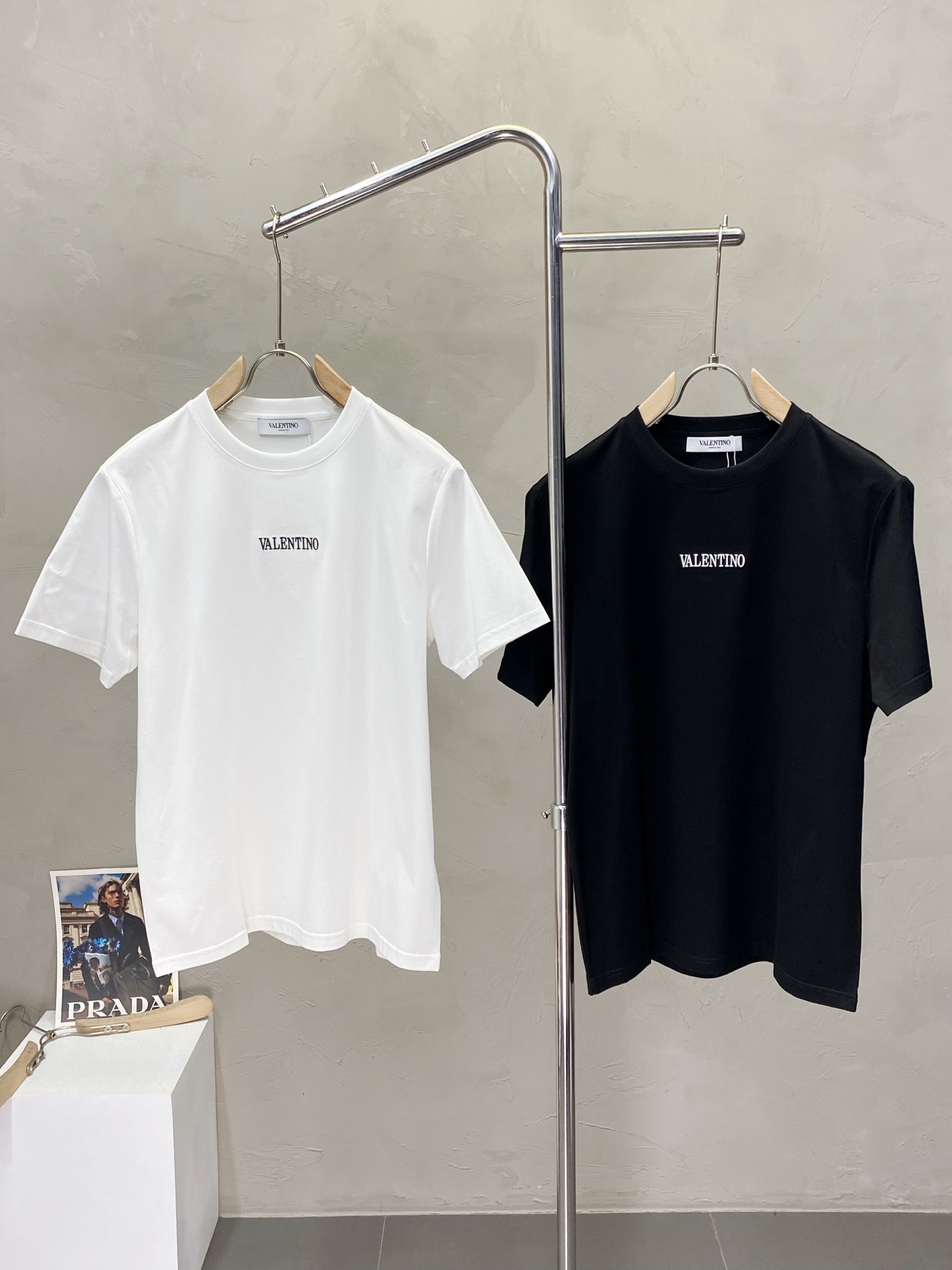 NO:155994,.VALENTINO exclusively offers new men's casual short sleeves, high-end customization, high-end version, fashionable and versatile imported fabric, super soft and delicate, skin-friendly and comfortable to wear, high-end boutique, OEM, fine-grained top body, very good for men's essential items, three standards, code M-3XL, valentino, valentino, T-shirt, alexander wang19860909.VALENTINO华伦天奴独家专供新款男士休闲短袖 高端定制 高端版本 时尚百搭爆款进口面料 手感超柔软细腻 穿着亲肤舒适 高端精品 代工厂精细做上身非常赞 男士必备单品 三标齐全 码数M-3XL,,valentino,valentino,T-shirt,alexander wang,Men's clothing