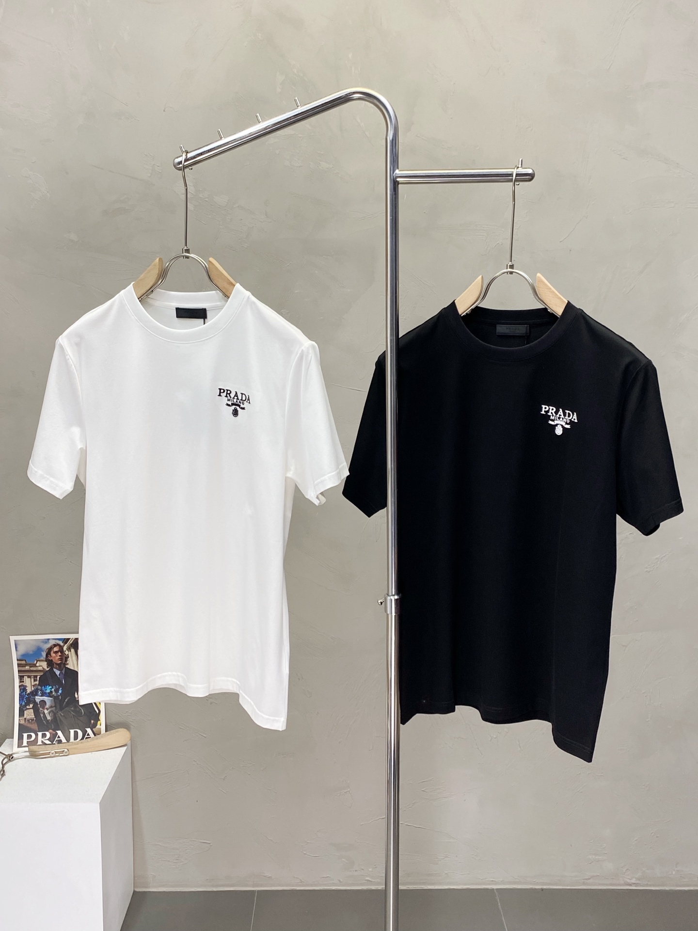 NO:156065,.Prada exclusively offers new men's casual short sleeves, high-end customization, high-end version, fashionable and versatile imported fabric, super soft and delicate, skin-friendly and comfortable to wear, high-end boutique, OEM, fine production, very good for the upper body, men's essential items, complete three standards, M-3XL,,prada,prada,T-shirt,alexander wang19860909.Prada普拉达独家专供新款男士休闲短袖 高端定制 高端版本 时尚百搭爆款进口面料 手感超柔软细腻 穿着亲肤舒适 高端精品 代工厂精细做上身非常赞 男士必备单品 三标齐全 码数M-3XL,,prada,prada,T-shirt,alexander wang,Men's clothing