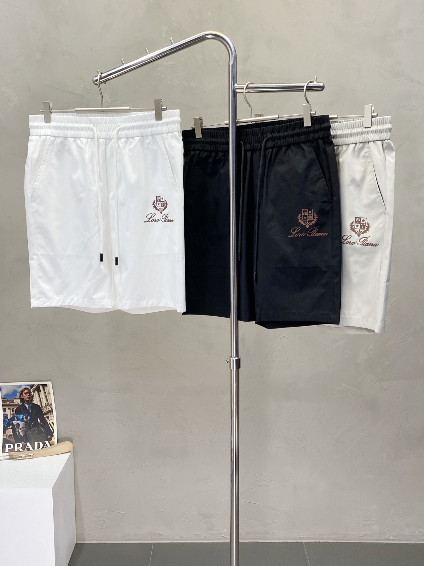 NO:155938,.LP-Loro Piana exclusively offers the new high-end version of shorts!  Customized fabrics for counters are breathable and comfortable, with impeccable details, and the brand element design concept reflects high quality. The feel is delicate and soft!  It is casually cut, with a great upper body style!  Number of codes: M-3XL, loro piana, loro piana, shorts, alexander wang19860909.LP-Loro Piana诺悠翩雅独家专供新款短裤高端版本！专柜定制面料 透气舒适度高,细节无可挑剔,品牌元素设计理念,体现高品质.手感细腻柔软！呈现休闲裁剪,上身版型超赞！码数: M-3XL,,loro piana,loro piana,shorts,alexander wang,Men's clothing