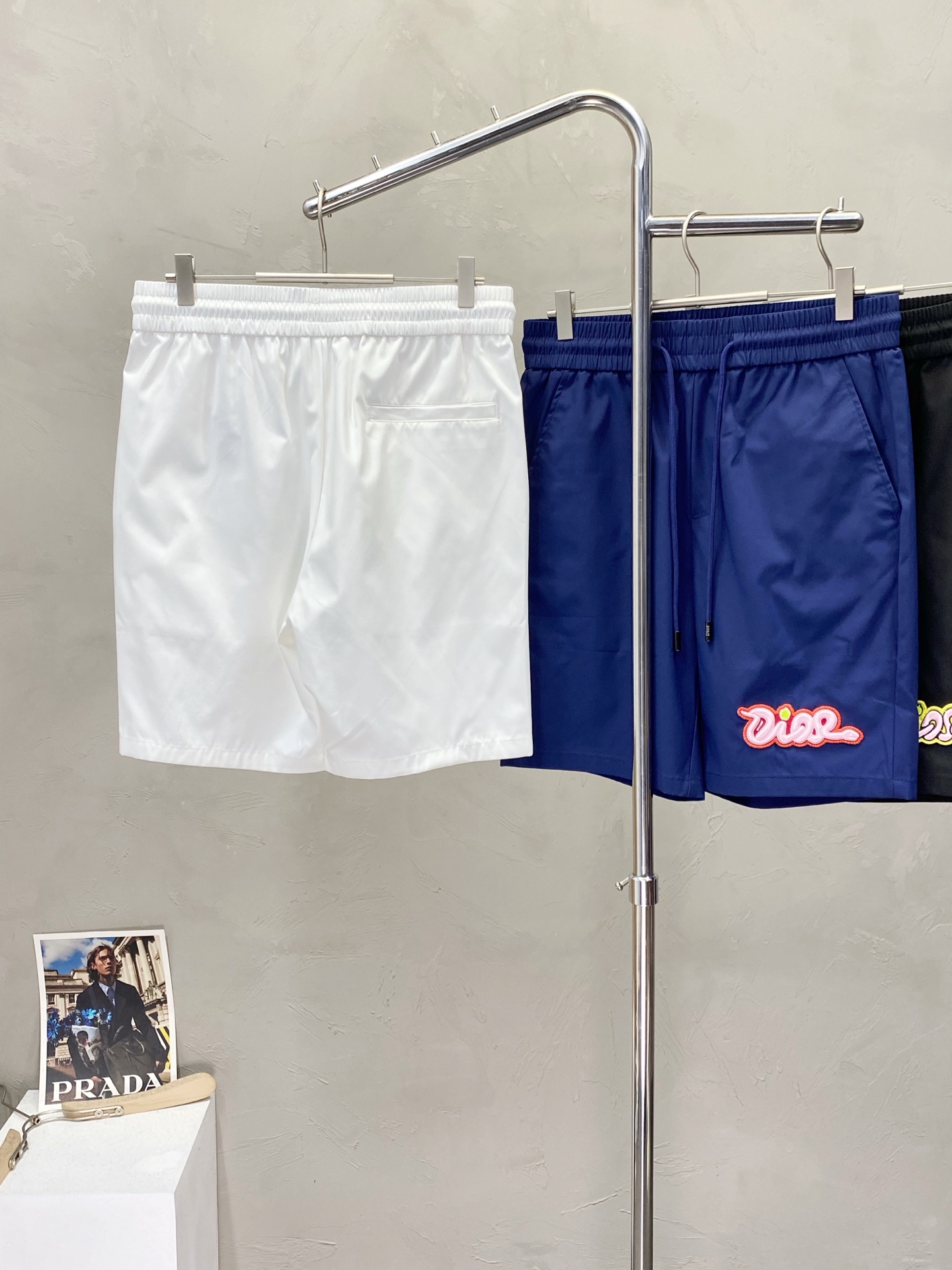 。Dior迪奥💥独家专供新款短裤🩳高端版本！专柜定制面料 透气舒适度高，细节无可挑剔，品牌元素设计理念，