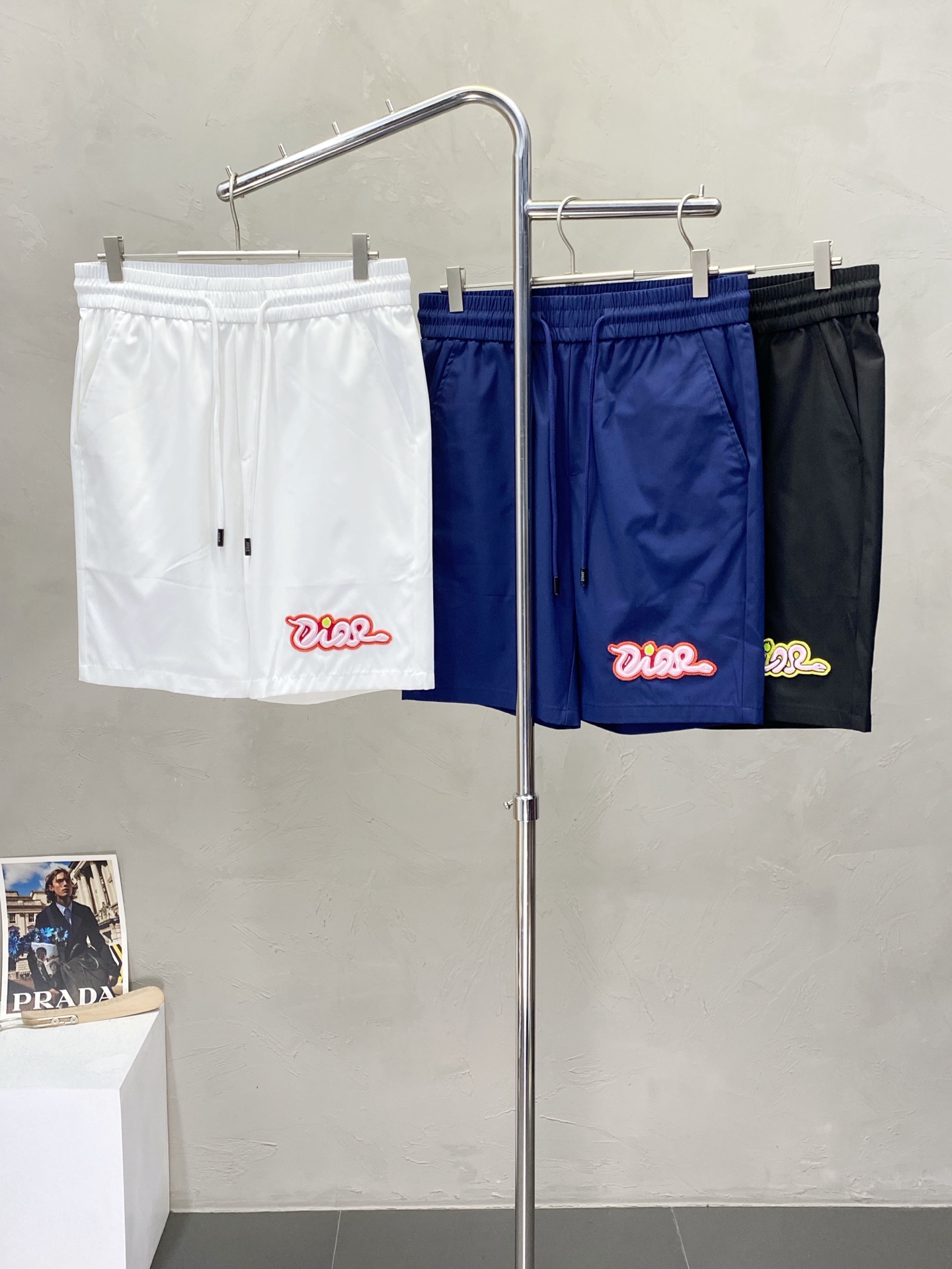 。Dior迪奥💥独家专供新款短裤🩳高端版本！专柜定制面料 透气舒适度高，细节无可挑剔，品牌元素设计理念，