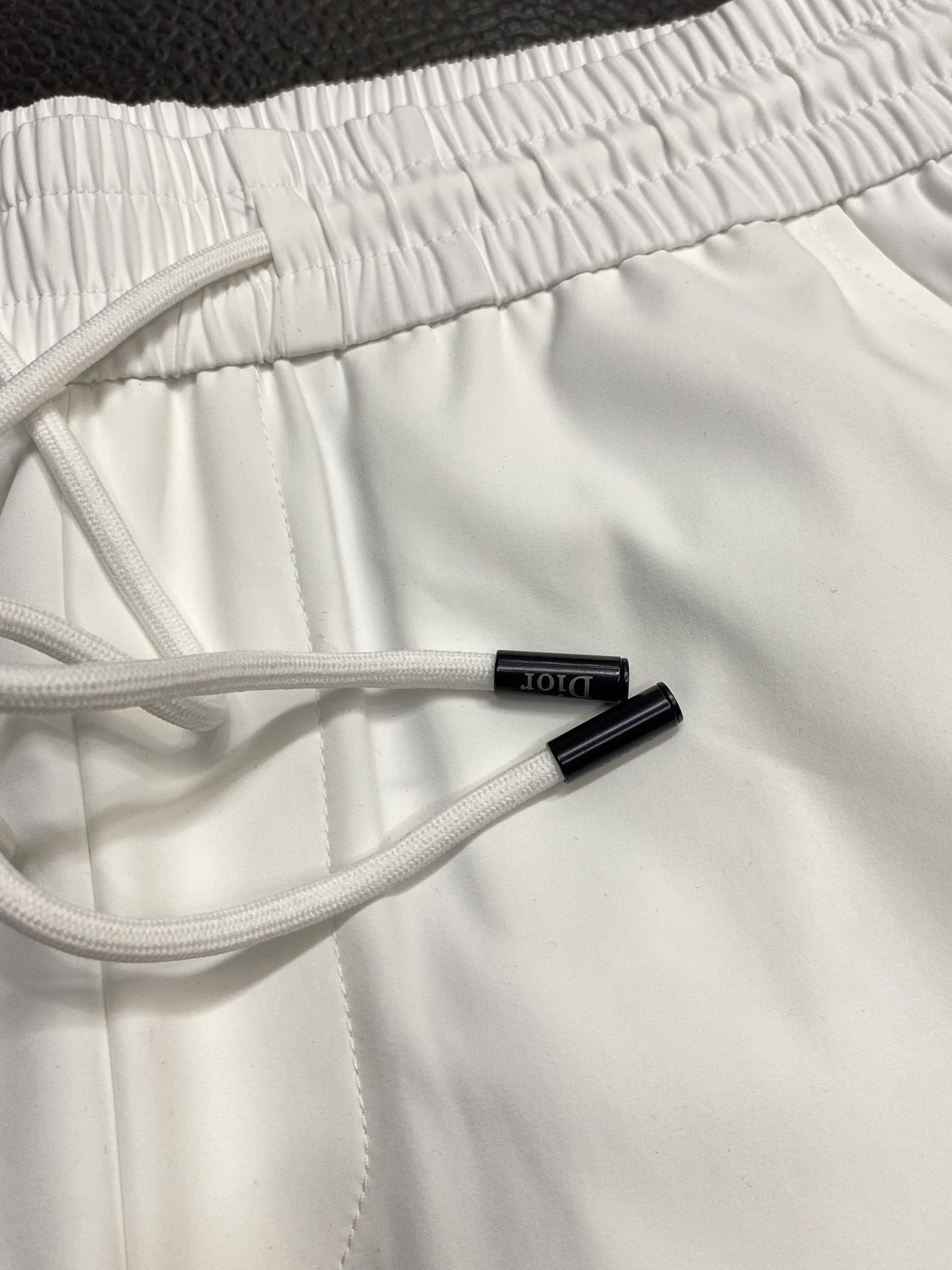 。Dior迪奥💥独家专供新款短裤🩳高端版本！专柜定制面料 透气舒适度高，细节无可挑剔，品牌元素设计理念，