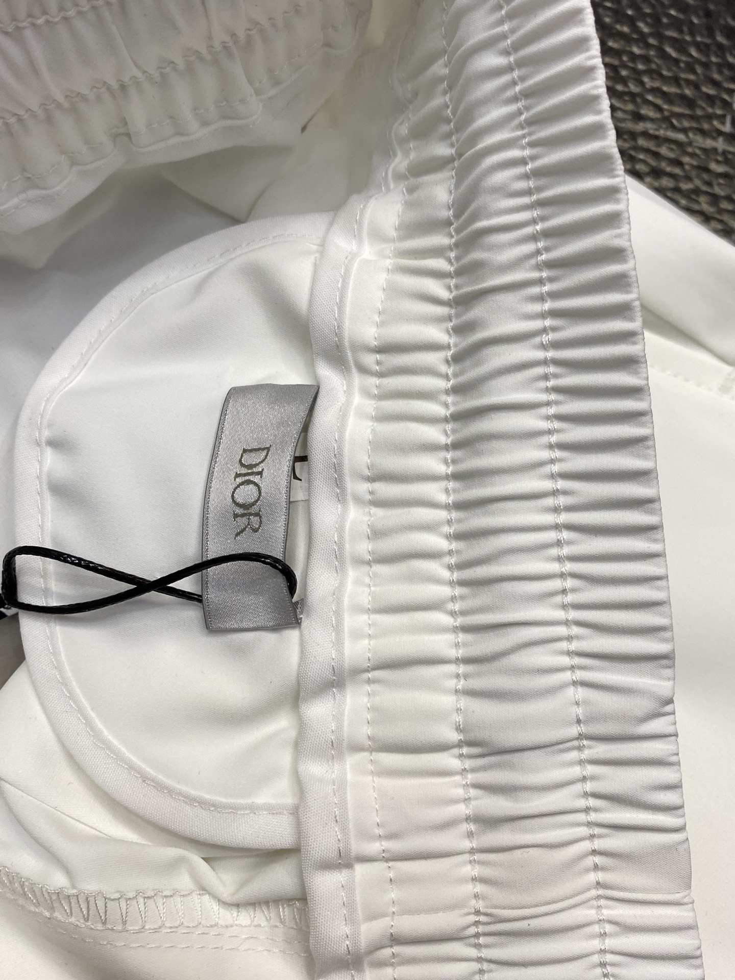 。Dior迪奥💥独家专供新款短裤🩳高端版本！专柜定制面料 透气舒适度高，细节无可挑剔，品牌元素设计理念，