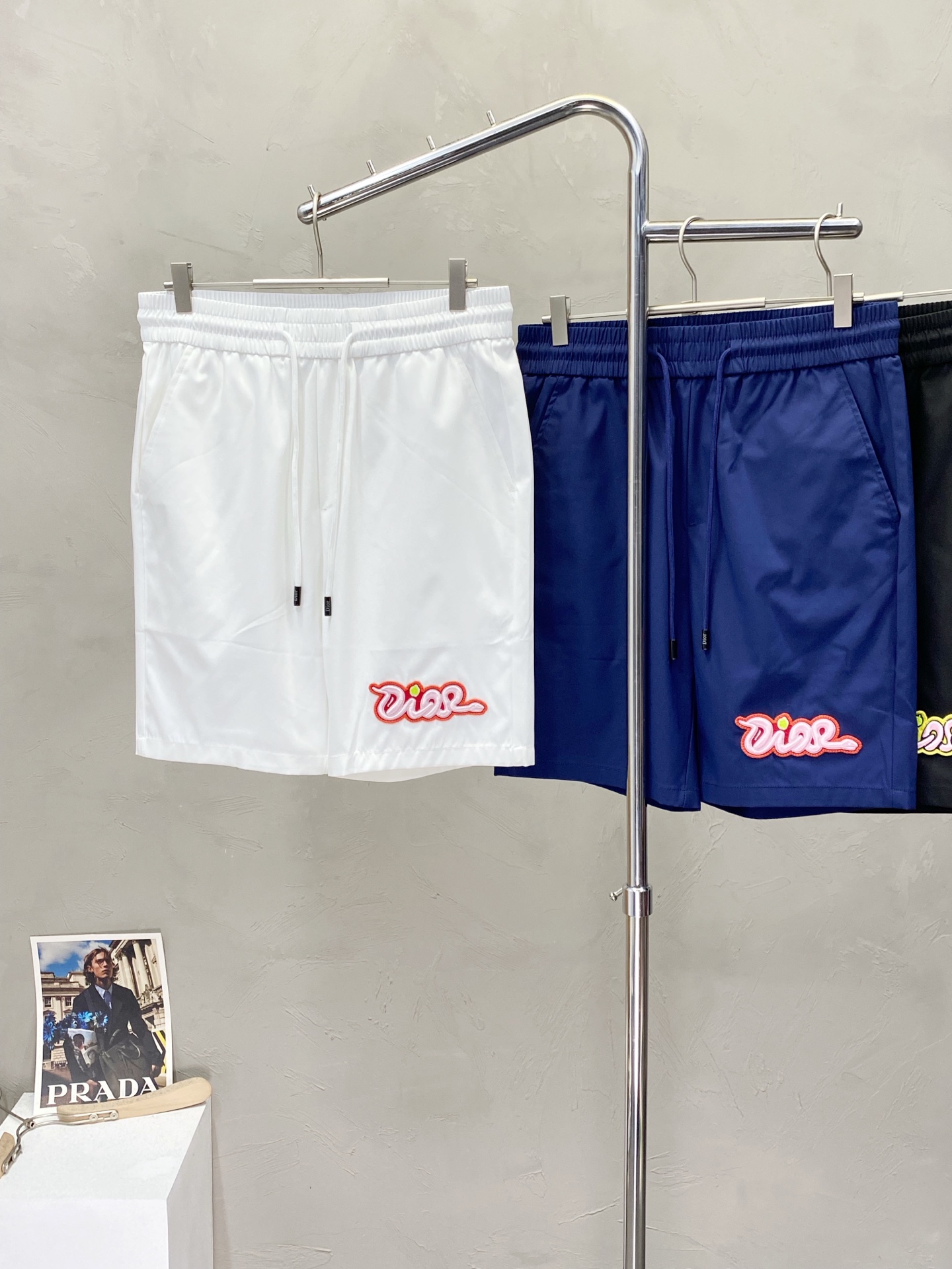 。Dior迪奥💥独家专供新款短裤🩳高端版本！专柜定制面料 透气舒适度高，细节无可挑剔，品牌元素设计理念，