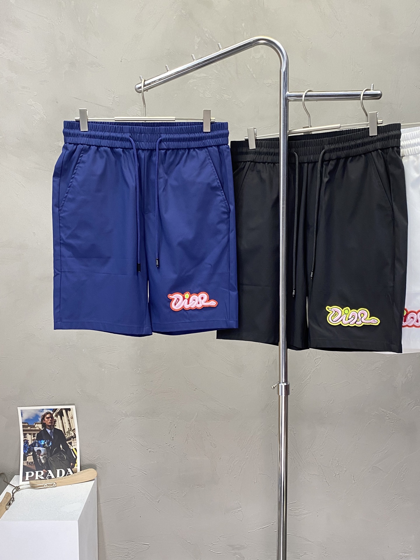 。Dior迪奥💥独家专供新款短裤🩳高端版本！专柜定制面料 透气舒适度高，细节无可挑剔，品牌元素设计理念，