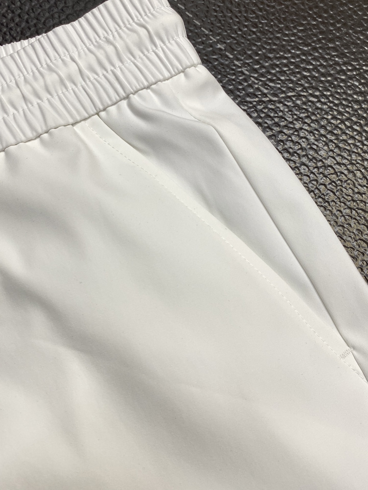 。Dior迪奥💥独家专供新款短裤🩳高端版本！专柜定制面料 透气舒适度高，细节无可挑剔，品牌元素设计理念，