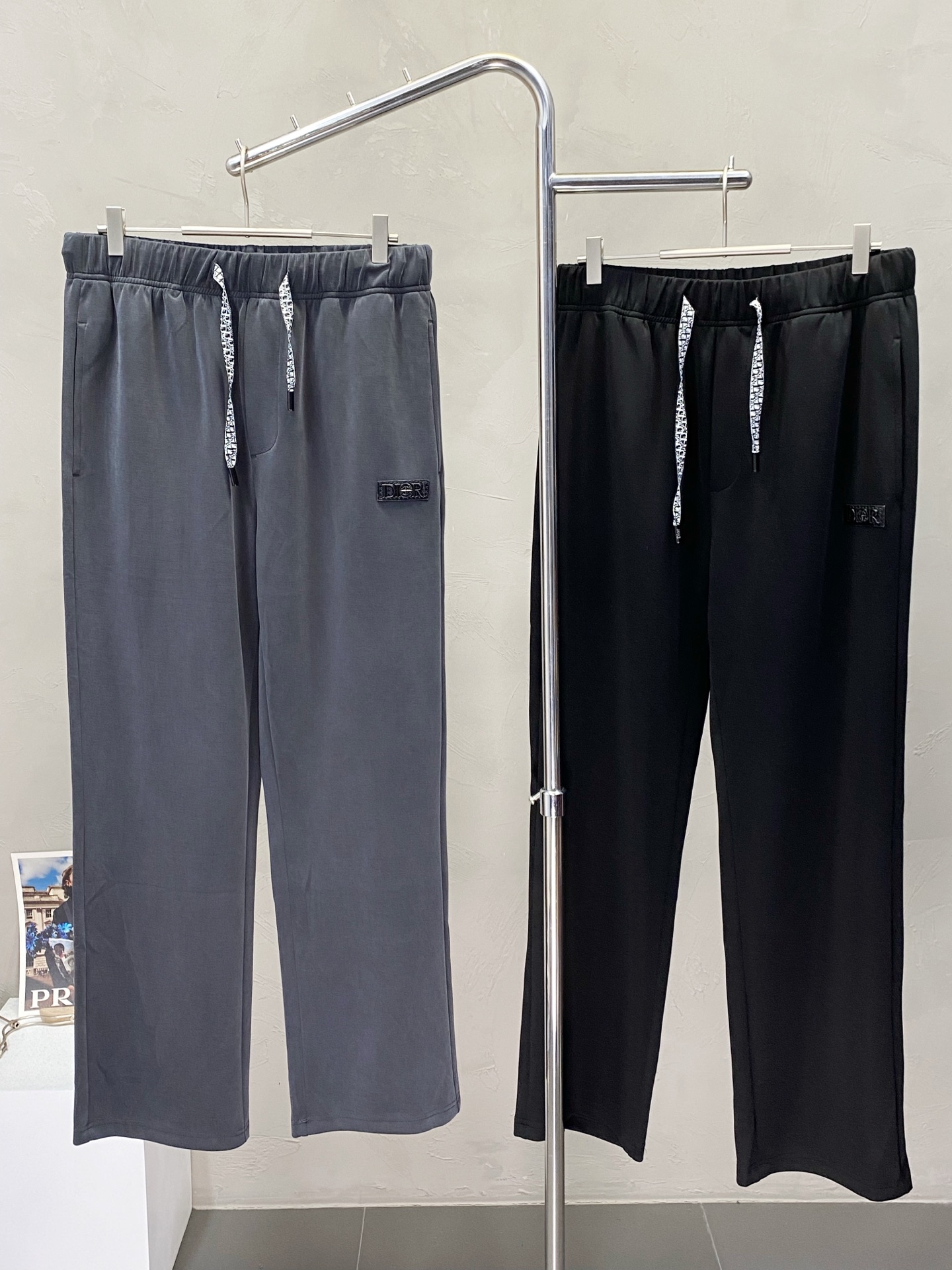 NO:155925,.Dior exclusively available for new casual pants, high-end version!  Customized fabrics for counters are breathable and comfortable, with impeccable details, and the brand element design concept reflects high quality. The feel is delicate and soft!  It is casually cut, with a great upper body style!  Number of codes: M-3XL, dior, dior, alexander wang19860909.Dior迪奥独家专供新款休闲裤 高端版本！专柜定制面料 透气舒适度高,细节无可挑剔,品牌元素设计理念,体现高品质.手感细腻柔软！呈现休闲裁剪,上身版型超赞！码数: M-3XL,,dior,dior,alexander wang,Men's clothing