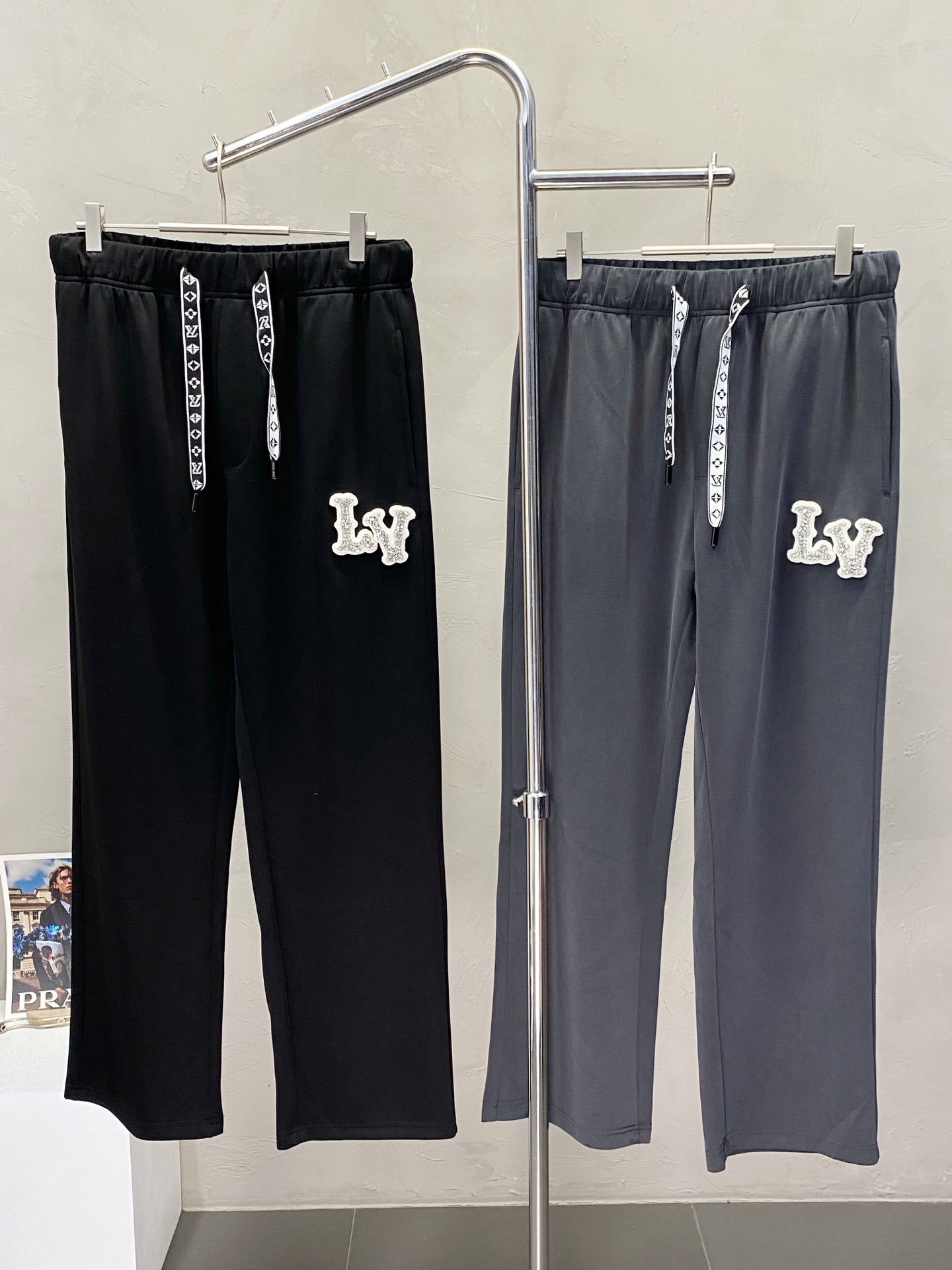 NO:155944,.Louis Vuitton exclusively for new casual pants high-end version!  Customized fabrics for counters are breathable and comfortable, with impeccable details, and the brand element design concept reflects high quality. The feel is delicate and soft!  It is casually cut, with a great upper body style!  Number of codes: M-3XL, louis vuitton,louis vuitton,alexander wang19860909.Louis Vuitton路易威登独家专供新款休闲裤 高端版本！专柜定制面料 透气舒适度高,细节无可挑剔,品牌元素设计理念,体现高品质.手感细腻柔软！呈现休闲裁剪,上身版型超赞！码数: M-3XL,,louis vuitton,louis vuitton,alexander wang,Men's clothing